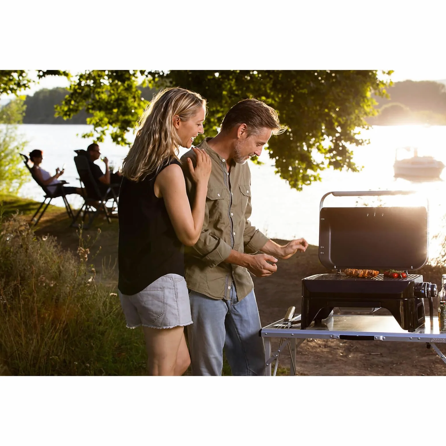 Campingaz Attitude 2go Barbacoa de gas | Parrilla de mesa a gas | Barbacoa portátil para balcón y camping | Con termómetro y parrilla de hierro fundido | Funciona con botellas de gas estánda