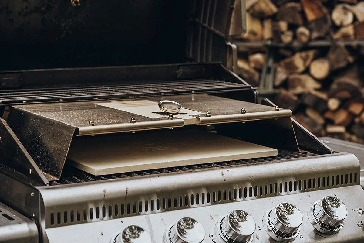 Moesta-BBQ 19597 PizzaCover Flex - Accesorio para pizza de acero inoxidable para parrilla de gas con techo de codierita – ancho ajustable 600-900 mm