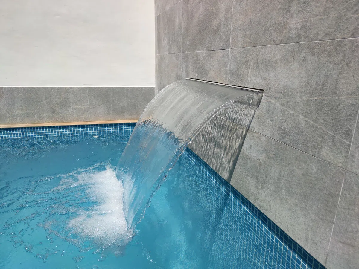 Cascada Acrílica empotrable para Piscina SIN LED, Lamina de Agua de Varios tamaños (120 cm lengüeta 12 cm)