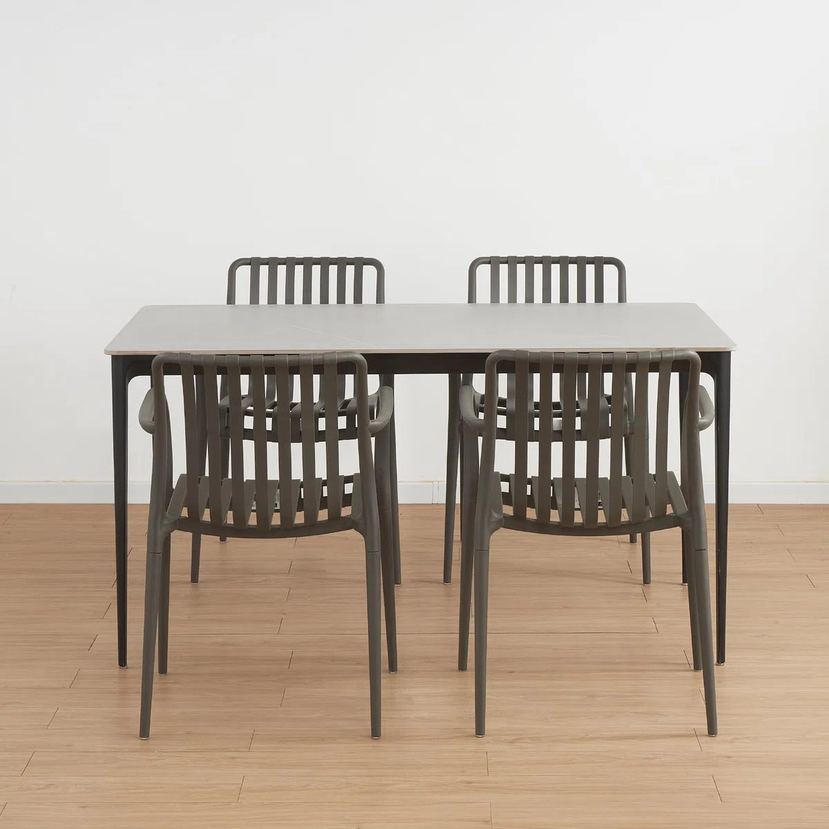 Conjunto de Mesa y 4 sillas Ruth Wendy - Mesa de cerámica sinterizada de 140 x 80 cm con sillas de Polipropileno, diseño Elegante y Moderno, fácil de Limpiar, para Interiores y Exteriores