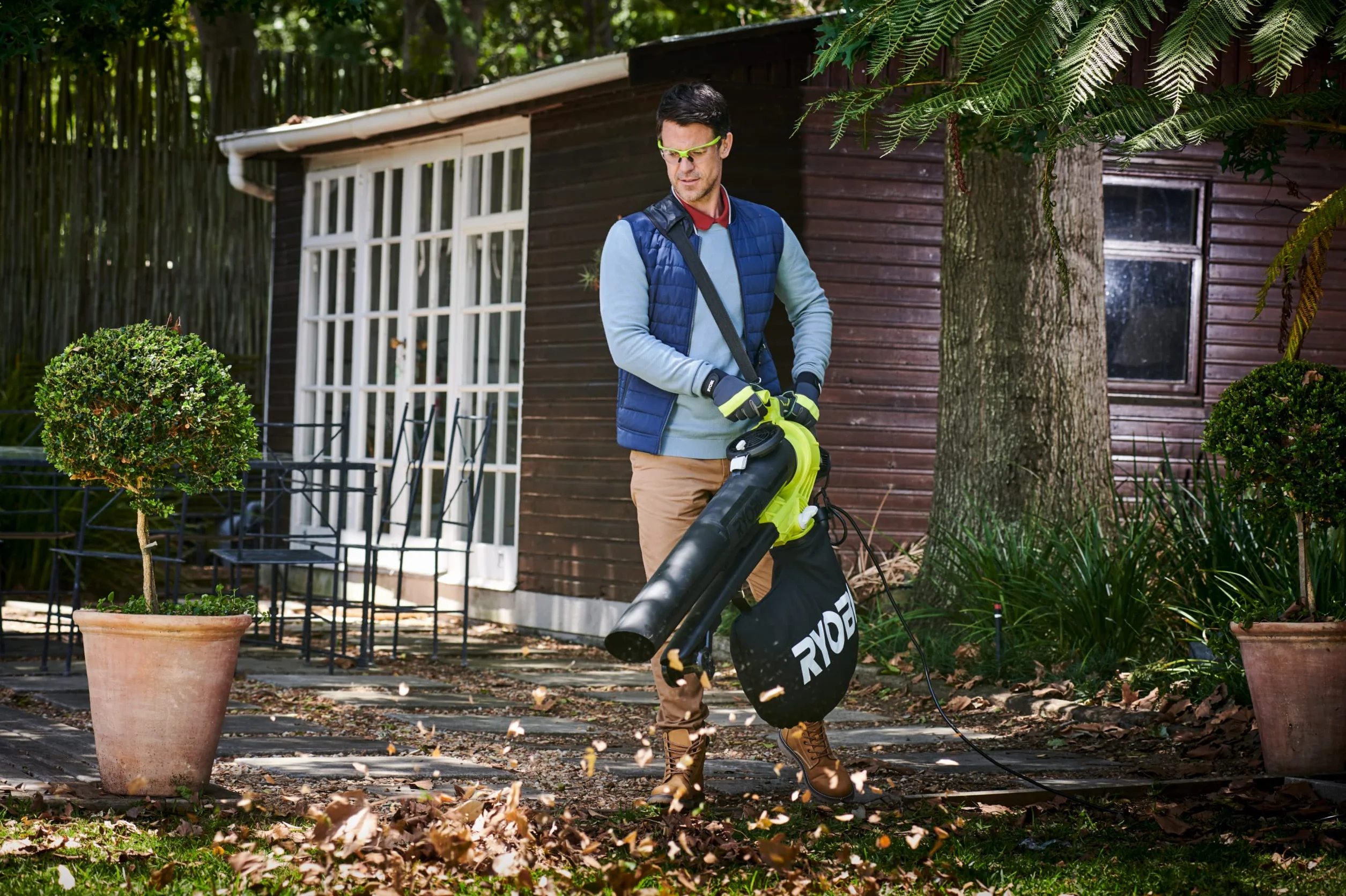 RYOBI - Soplador/Aspirador/Triturador Eléctrico 3-en-1 - Limpieza Hojas, Pasillos Exteriores, Terrazas, Céspedes Jardines Medianos y Grandes - 1 Bolsa Impermeable 45L - RBV3000CESV