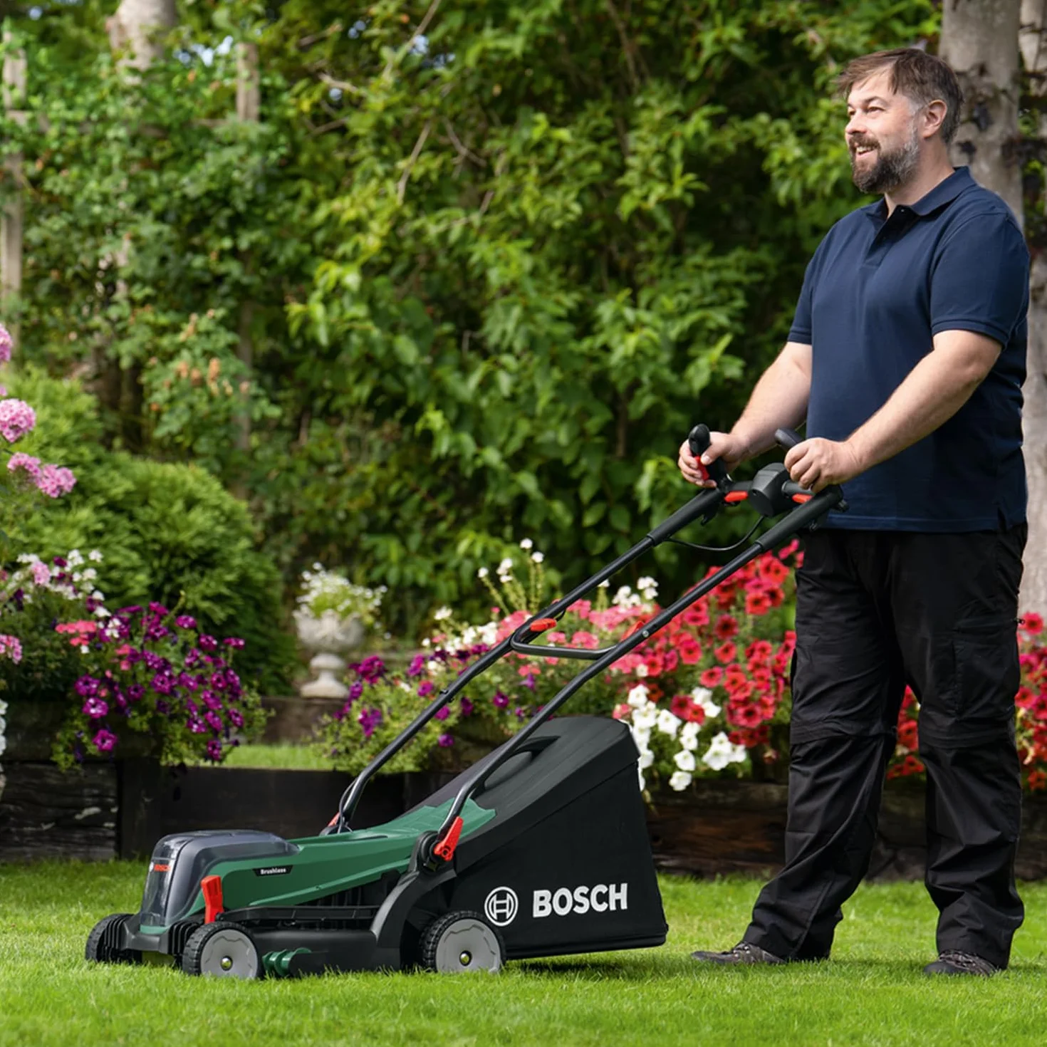 Bosch cortacésped con batería UniversalRotak 2x18V-37-550 (hasta 500 m2 con 2 baterías de 4 Ah; sistema de 18 voltios; anchura de corte: 37 cm; sin baterías)