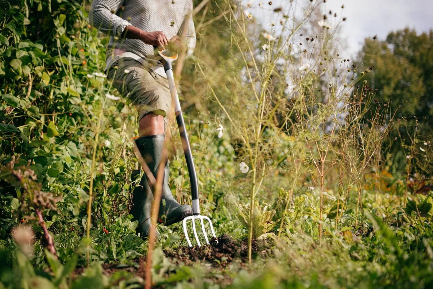 Fiskars Horca de jardín para suelos duros y pedregosos, Con 4 púas, Longitud: 120 cm, Púas de acero de calidad/Mango de plástico reforzado con fibra de vidrio, Negro/Naranja, Xact, 1070716