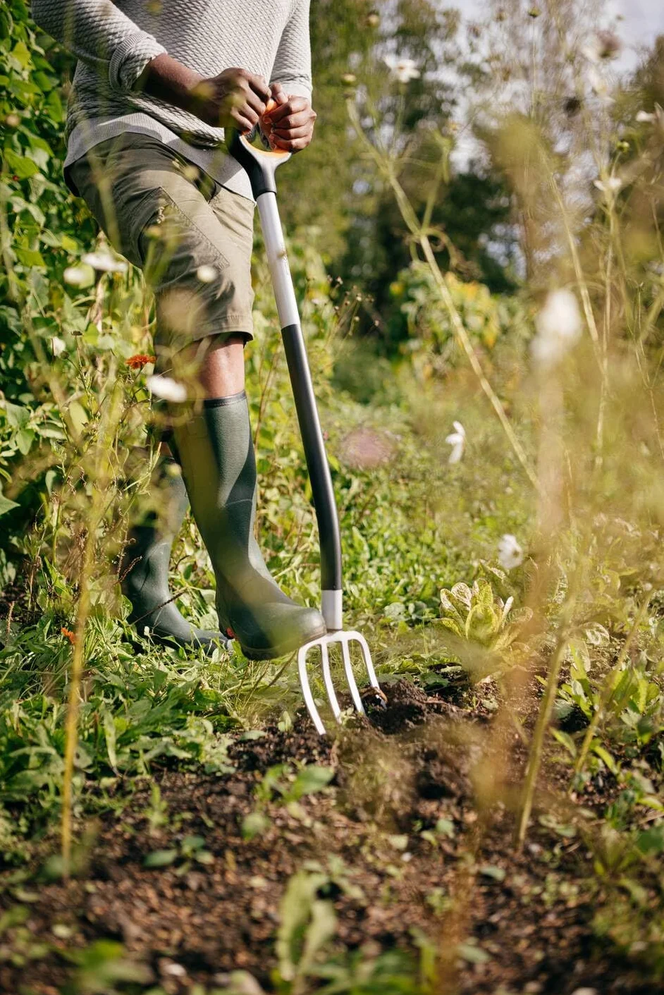 Fiskars Horca de jardín para suelos duros y pedregosos, Con 4 púas, Longitud: 120 cm, Púas de acero de calidad/Mango de plástico reforzado con fibra de vidrio, Negro/Naranja, Xact, 1070716