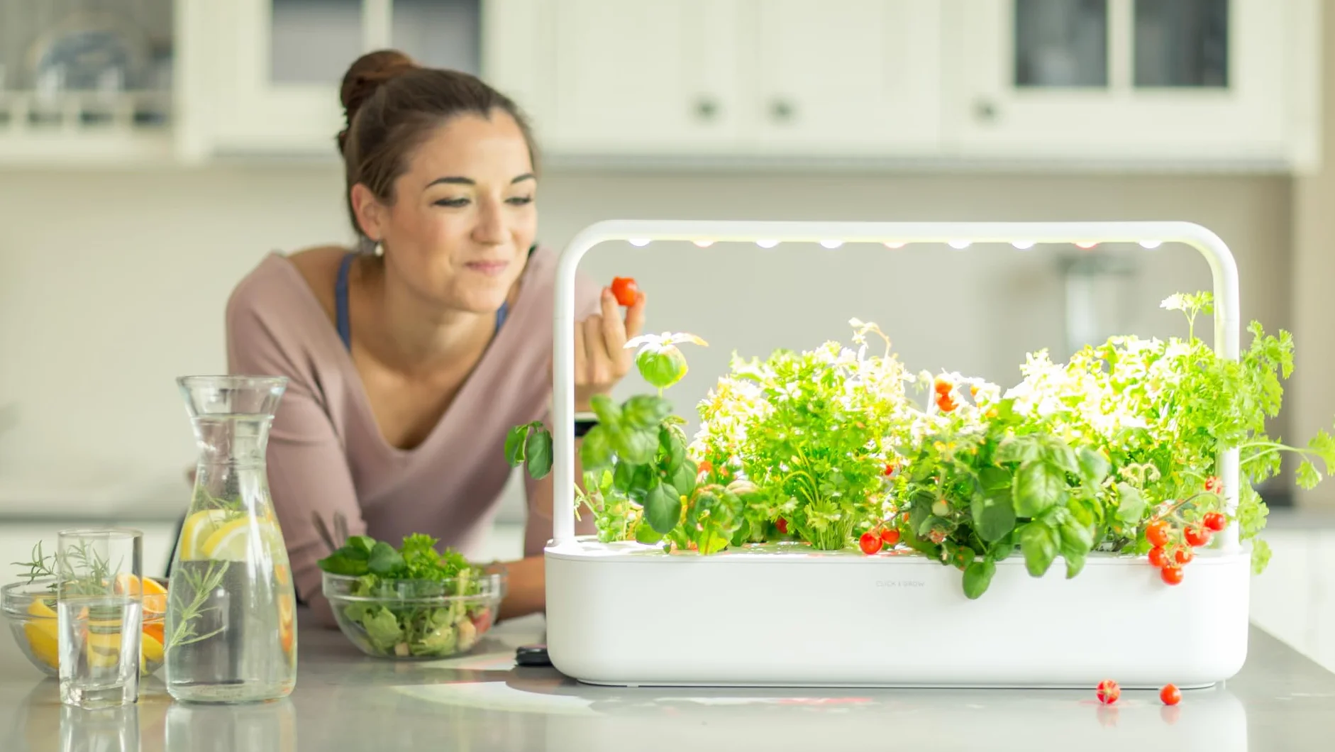 Click & Grow Smart Garden, Huerto Inteligente de Interior con 9 Cápsulas de Cultivo, Iluminación y Riego Automáticos, más Fácil que el Cultivo Hidropónico
