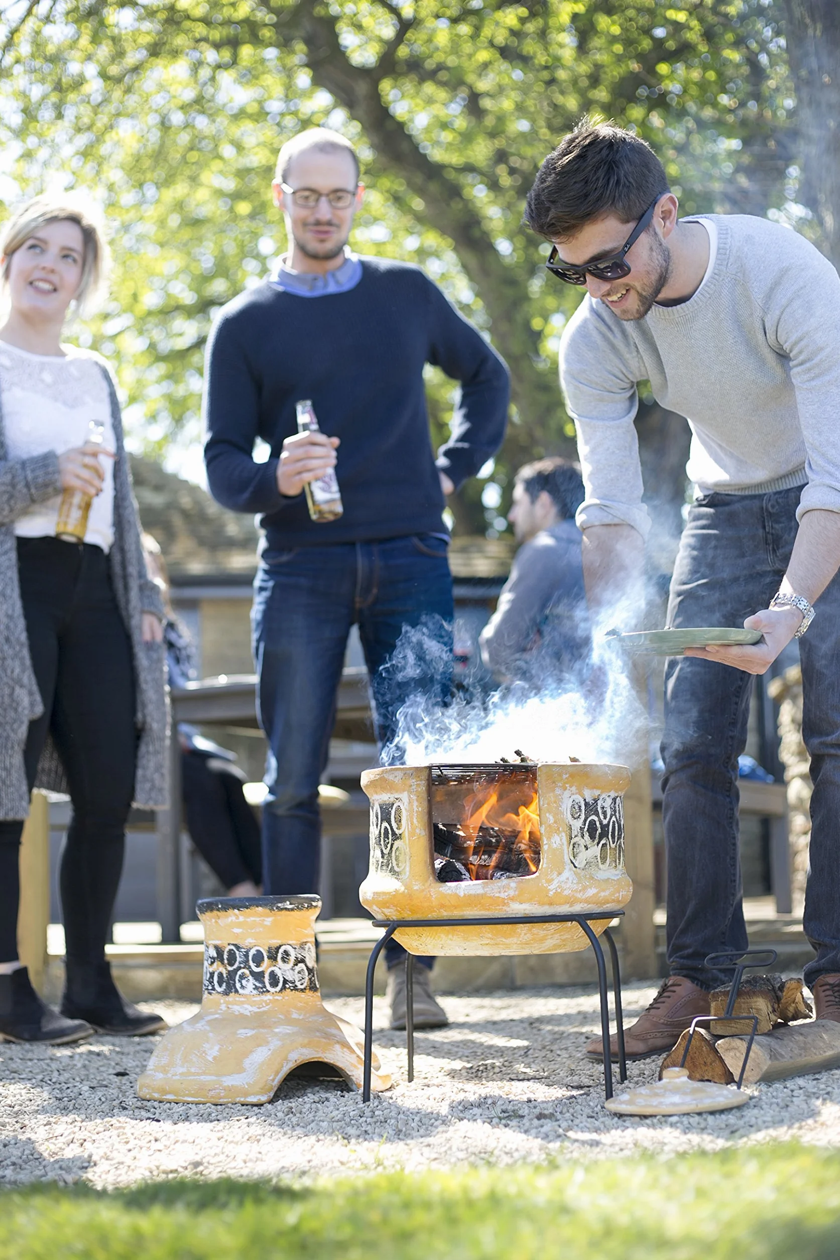 La Hacienda 67030 - Chimenea de Arcilla de 2 Piezas con Parrilla de Cocina, Viene con Tapa de Lluvia y Soporte, Chimenea de Barbacoa, pequeño-Amarillo y marrón, 29.53 x 14.17 x 14.17 Pulgadas