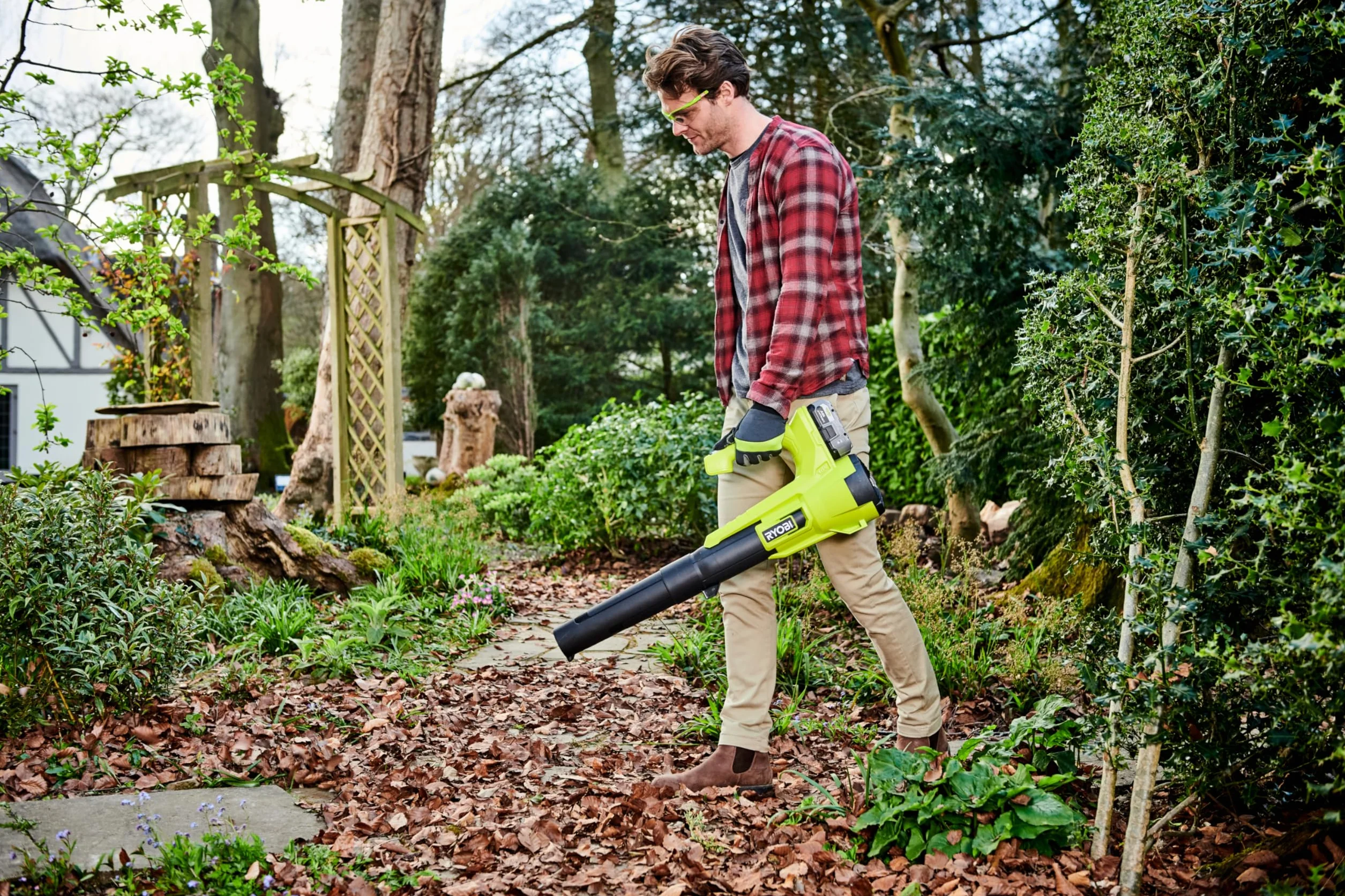RYOBI - Soplador Eléctrico Inalámbrico Turbo Jet 18V One+ - Limpieza de Pasillos Exteriores, Terrazas, Jardines Pequeños y Medianos - 1 Batería de Litio 4Ah y 1 Cargador Rápido 1,5 A - RY18BLA-140