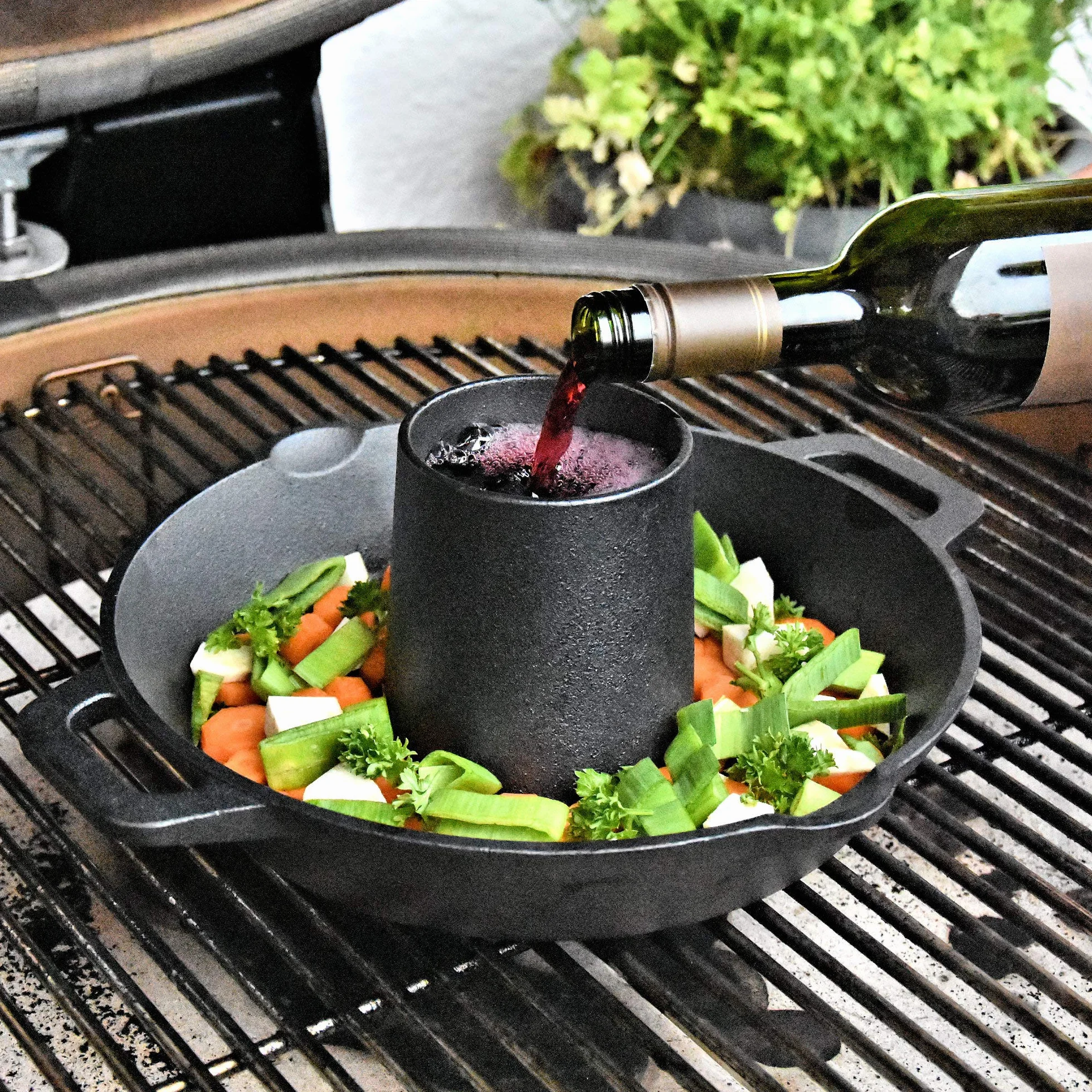 BBQ-Toro Asador de Pollos de Hierro Fundido | Ø 28 cm | Curado - pre-Seasoned | Asador de Aves para Parrilla y Horno | con Cono de Aroma y Bandeja de Goteo