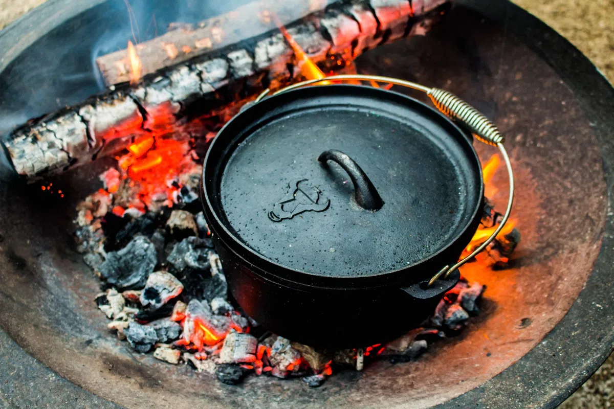 BBQ-Toro Juego de Horno Holandés Hierro Fundido | 8 Piezas | Curado - Pre-Seasoned | con Dutch Oven, Cacerola, Plancha, Sartén, Levantador de Tapa, Soporte, Caja de Madera, Guantes