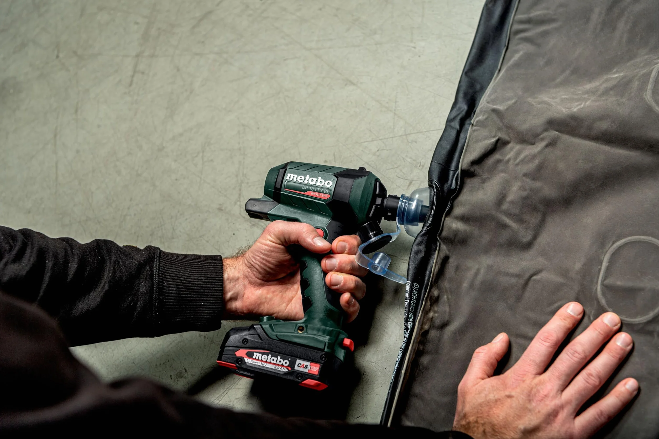 metabo Pistola de soplado inalámbrica BP 18 LTX BL - 18 V, motor sin escobillas, volumen de aire de 0,7 m³/min, velocidad de aire de 122 m/s, luz de trabajo LED, versátil para limpiar, soplar, inflar