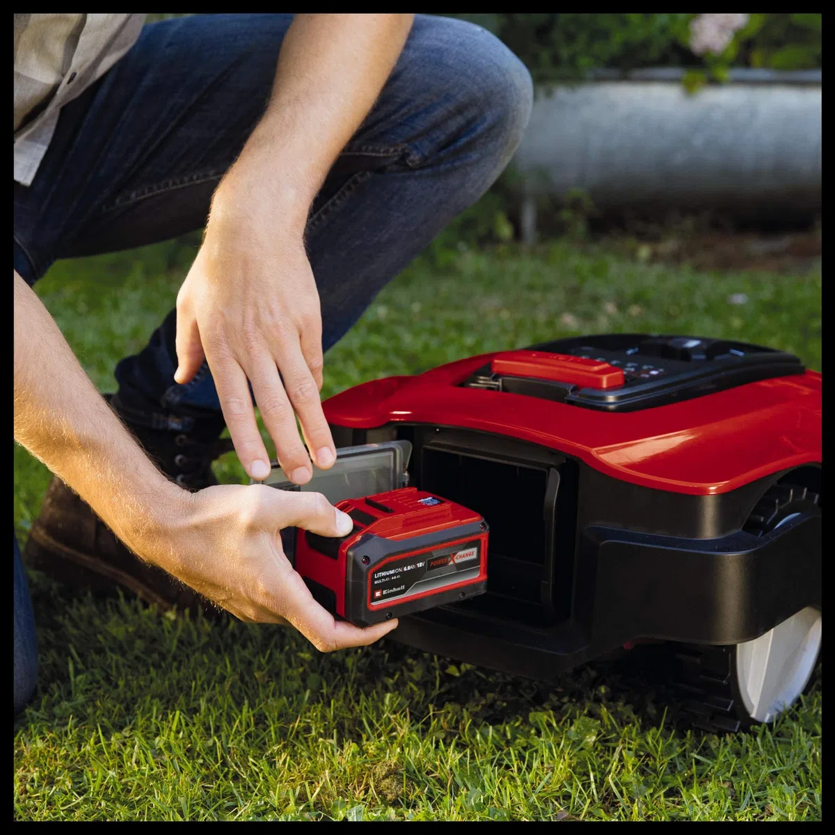 Einhell Robot cortacésped FREELEXO 600 BT (hasta 600 m², cortacésped multizona, App Bluetooth, Incl. Batería PXC de 2,5 Ah, 140 m de Alambre, 200 Ganchos, 3 Cuchillas, 4 bornes)
