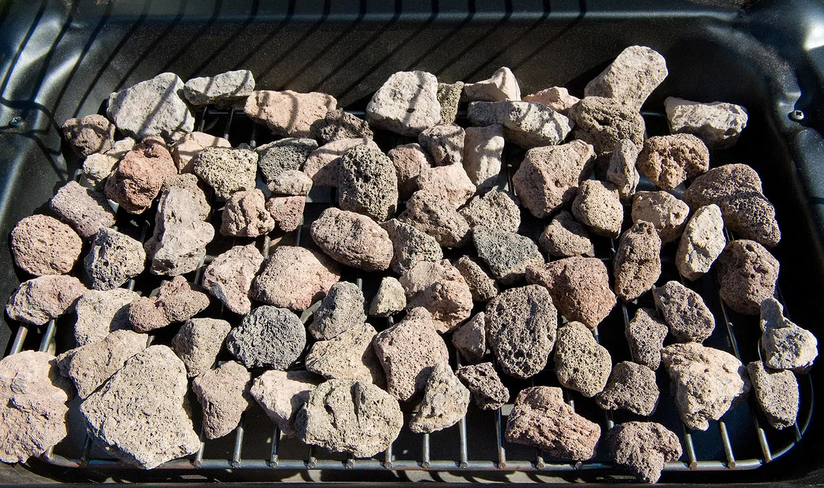 Campingaz Expert Plus Barbacoa gas piedra volcanica, parrilla gas con dos quemadores compactos, 7 kW de potencia, parrilla de acero y mesas laterales, Color Negro, Gris