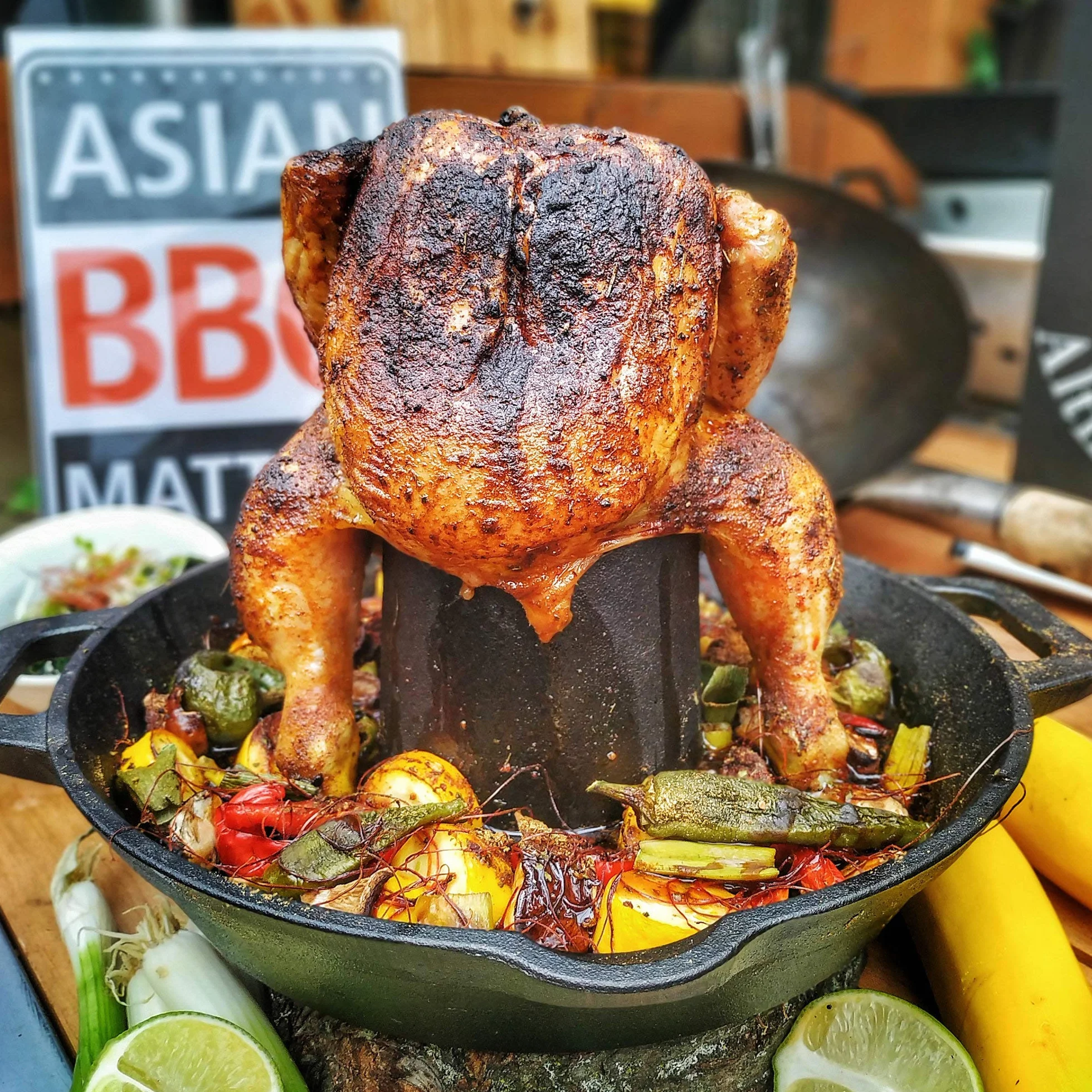 BBQ-Toro Asador de Pollos de Hierro Fundido | Ø 28 cm | Curado - pre-Seasoned | Asador de Aves para Parrilla y Horno | con Cono de Aroma y Bandeja de Goteo