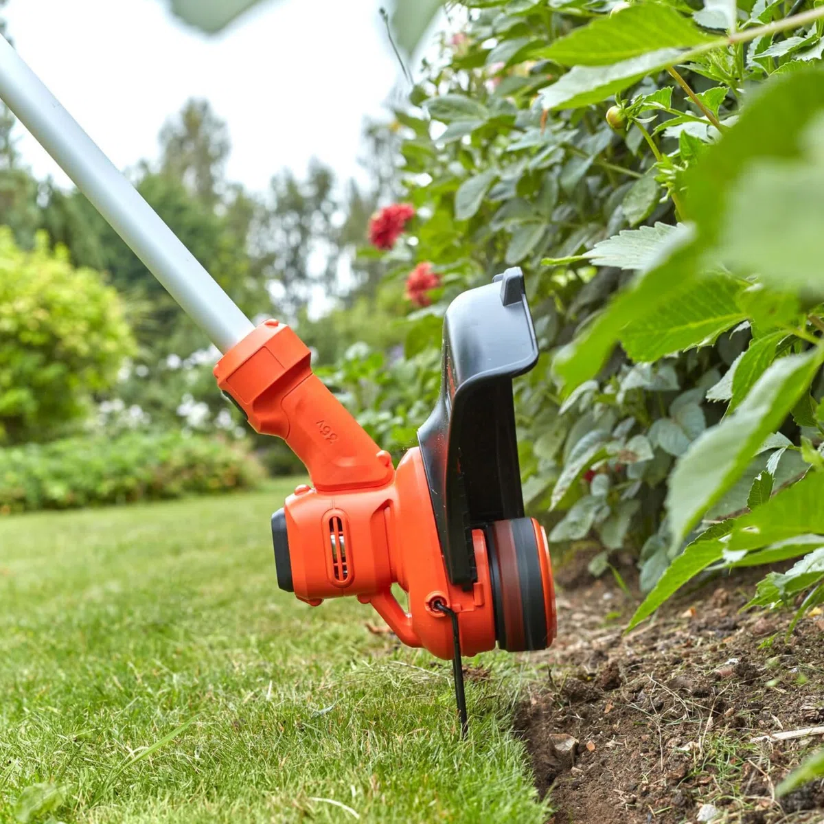 BLACK+DECKER Recortadora de césped inalámbrica 36V con batería y Cargador rápido - Ancho de Corte 33cm, Motor sin escobillas, alimentación automática de Hilo, Velocidad Variable - BCSTA536L1-QW