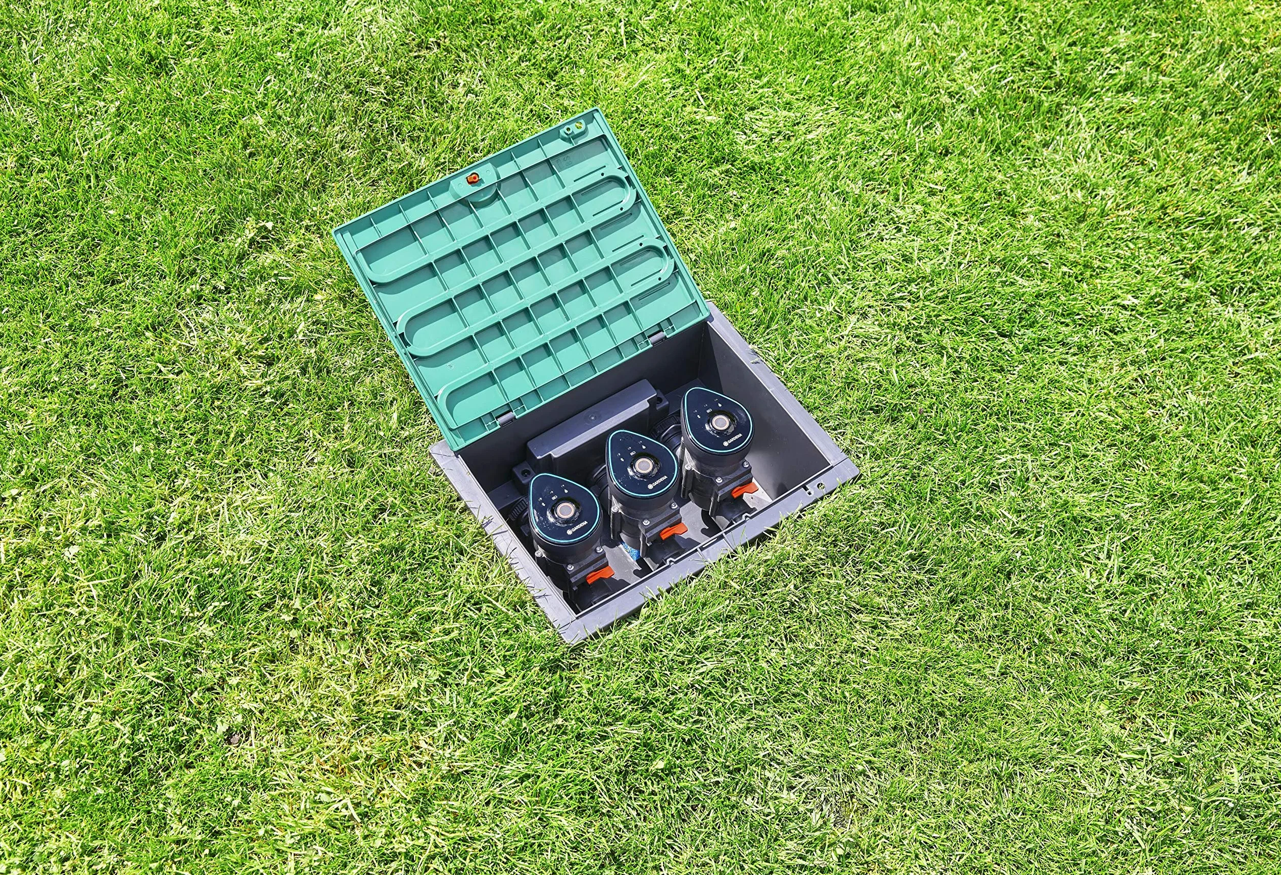 Gardena Set de cajas de válvulas Bluetooth de 9 V: caja de instalación en el suelo para el montaje subterráneo de válvulas de riego a batería, programable a través de la aplicación (1286-20)