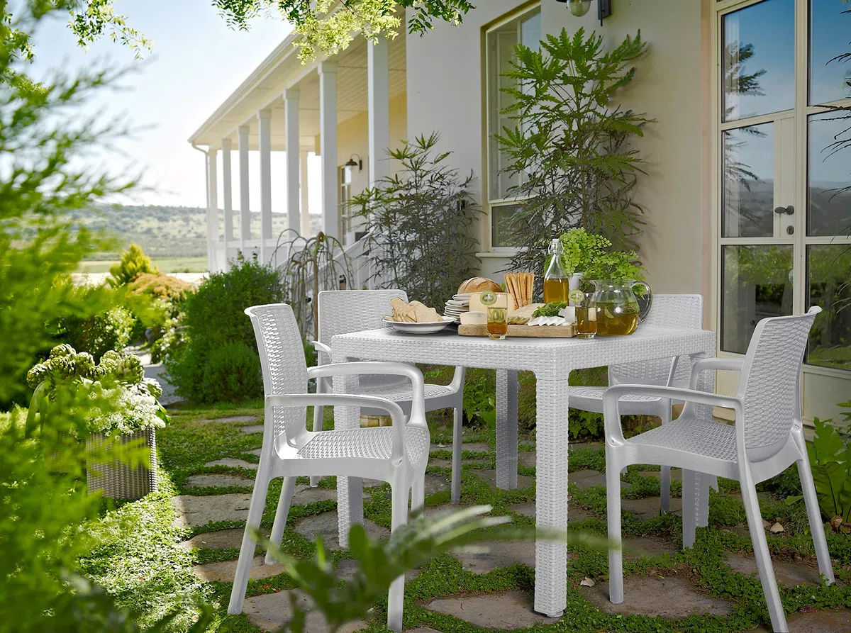 Keter Bali - Pack x4 Silla jardín para Interior y Exterior con reposabrazos Ideal para Jardines y terrazas, apilable, Resina con Acabado de ratán Plano, Color Blanco