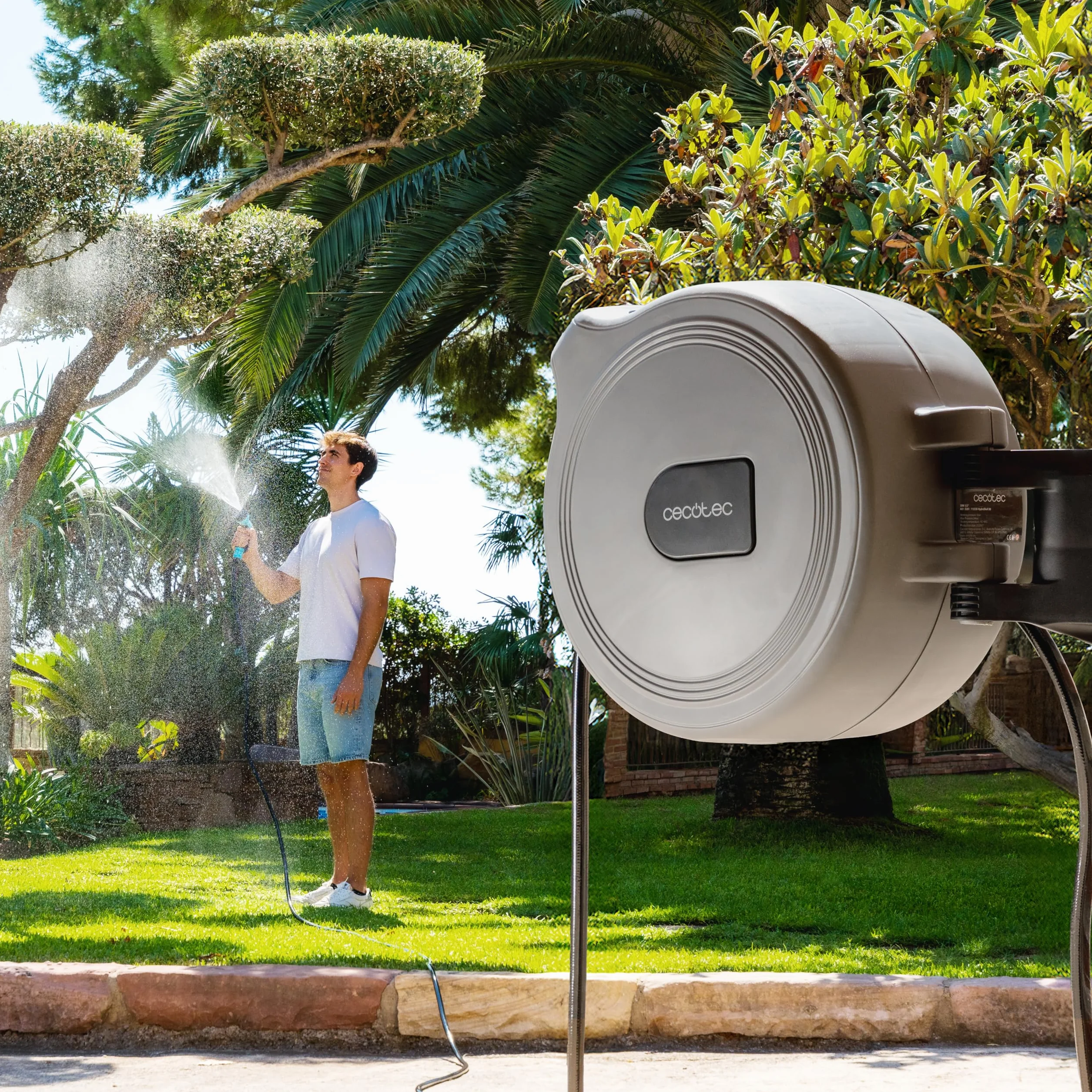 Cecotec Carrete de Manguera de 30m HydroShell 30. Enrollador Automático con SlowReturn Technology, Portátil y Ergonómico, Incluye Boquilla Simple y Pistola Pulverizadora, Conexión Universal 3in1