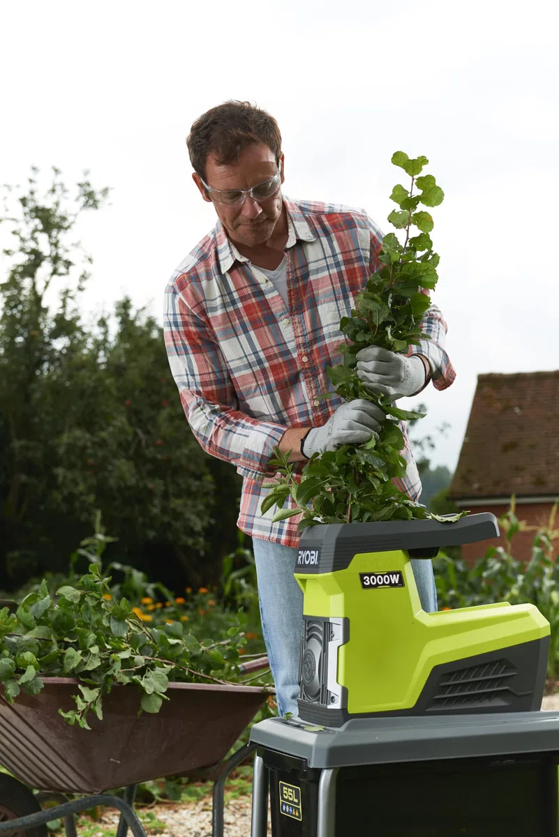RYOBI - Biotrituradora 220V, 3000W con Ruedas - Ø máx. de Rama 45mm, Inversión de Rotación, Protección Sobrecarga, Bandeja Colectora 200kg/h - Bandeja Recogedora 55L, Pulsador - RSH3045U
