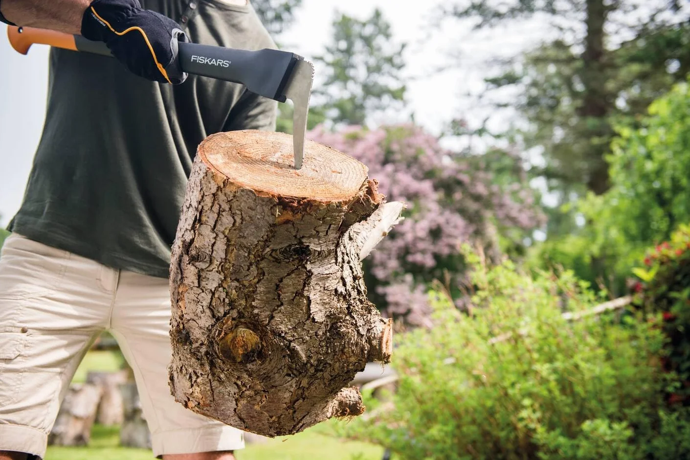 Fiskars Zapa de mango largo, Longitud: 78 cm, Cuchilla de acero templado/Mango resistente en fibra de vidrio, Estuche de almacenamiento y transporte incluido, Negro/Naranja, WoodXpert, XA22, 1003623