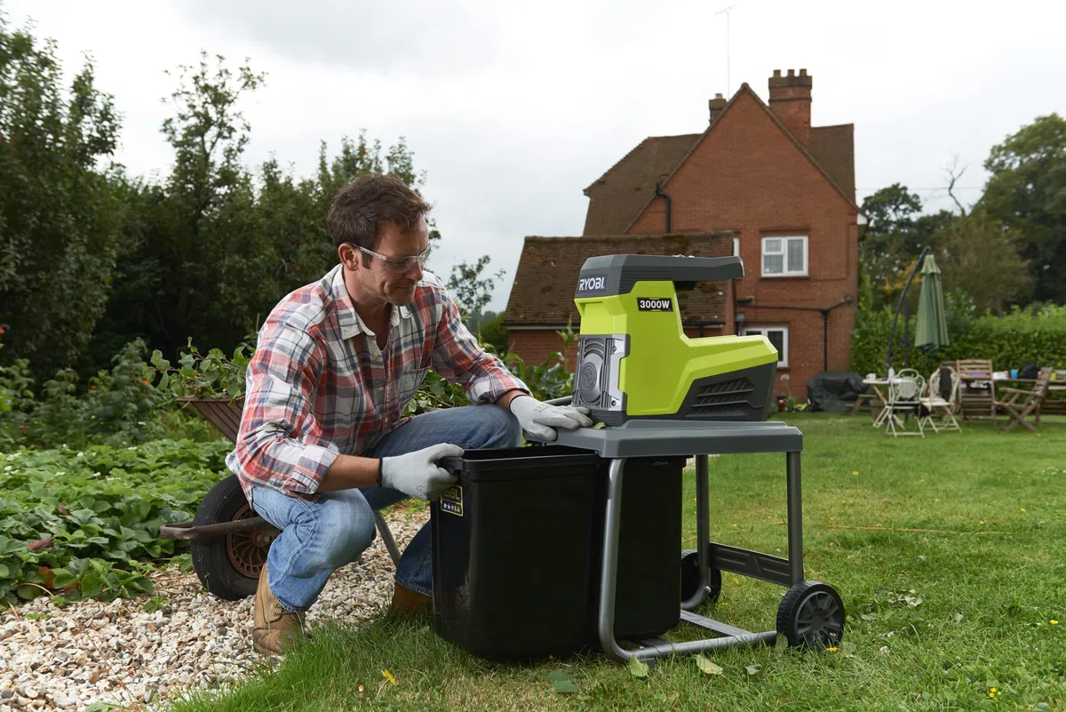 RYOBI - Biotrituradora 220V, 3000W con Ruedas - Ø máx. de Rama 45mm, Inversión de Rotación, Protección Sobrecarga, Bandeja Colectora 200kg/h - Bandeja Recogedora 55L, Pulsador - RSH3045U