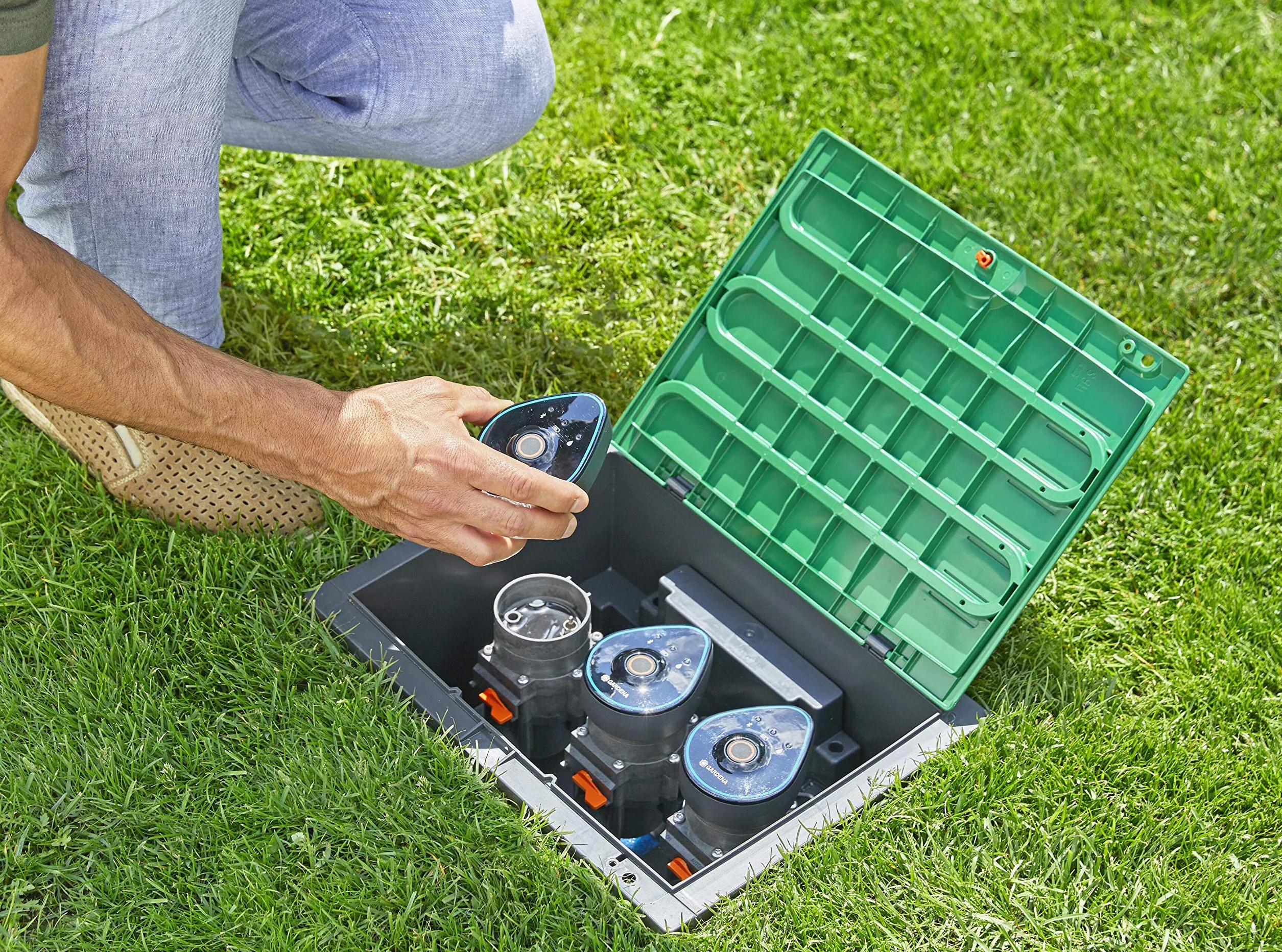 Gardena Set de cajas de válvulas Bluetooth de 9 V: caja de instalación en el suelo para el montaje subterráneo de válvulas de riego a batería, programable a través de la aplicación (1286-20)
