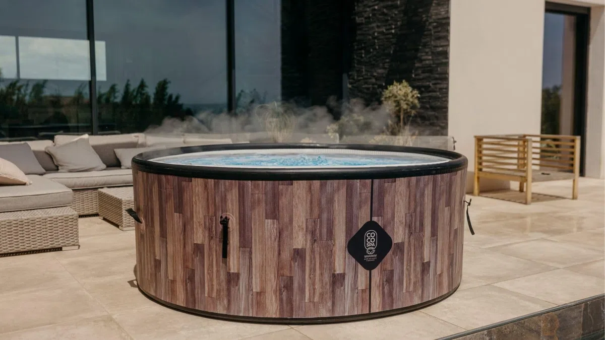 COCO SPA NORDIK Spa Inflable | 180 cm de diámetro | 1100 litros | Motor 2240 W | Hasta 6 personas | Masaje 140 chorros | Imitación madera natural
