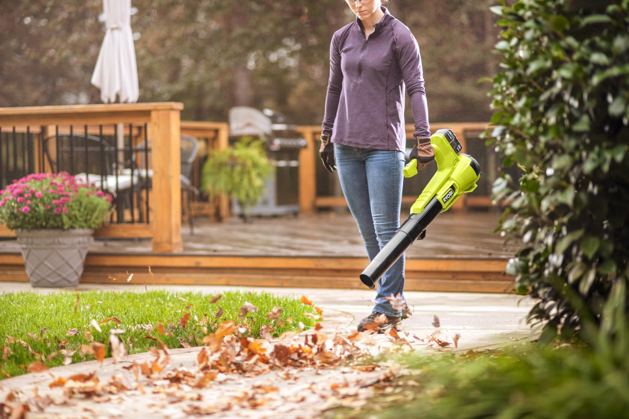 RYOBI - Soplador Eléctrico Inalámbrico Turbo Jet 18V One+ - Limpieza de Pasillos Exteriores, Terrazas, Jardines Pequeños y Medianos - 1 Batería de Litio 4Ah y 1 Cargador Rápido 1,5 A - RY18BLA-140