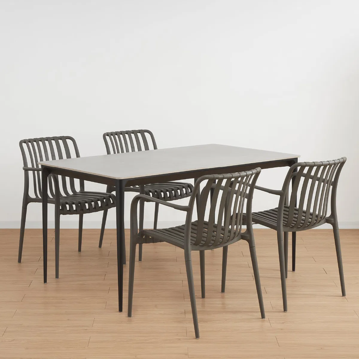Conjunto de Mesa y 4 sillas Ruth Wendy - Mesa de cerámica sinterizada de 140 x 80 cm con sillas de Polipropileno, diseño Elegante y Moderno, fácil de Limpiar, para Interiores y Exteriores
