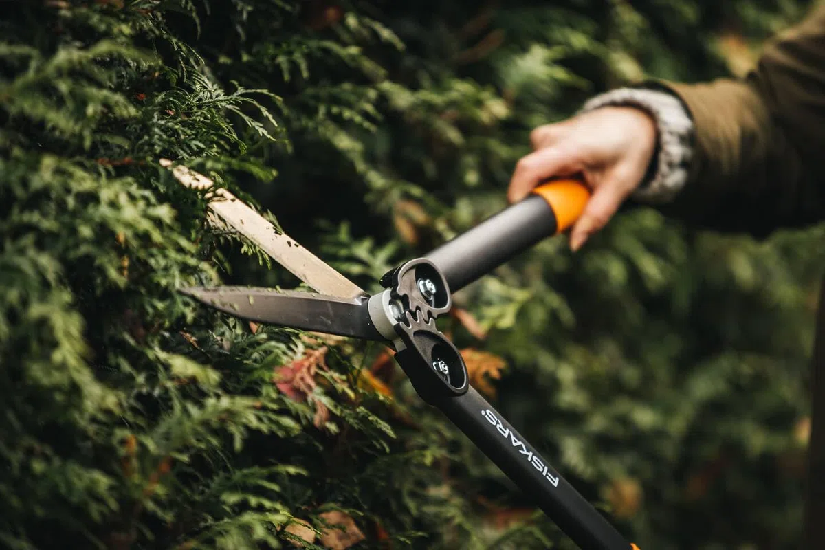 Fiskars Tijeras cortasetos PowerGear II, Revestimiento antiadherente, Hojas de acero inoxidable, Longitud: 57 cm, HS72, Negro/Naranja, 1000596