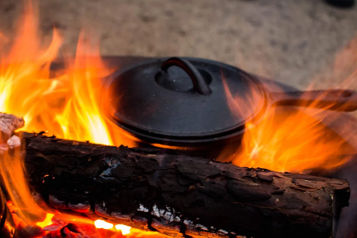 BBQ-Toro Juego de Horno Holandés Hierro Fundido | 8 Piezas | Curado - Pre-Seasoned | con Dutch Oven, Cacerola, Plancha, Sartén, Levantador de Tapa, Soporte, Caja de Madera, Guantes