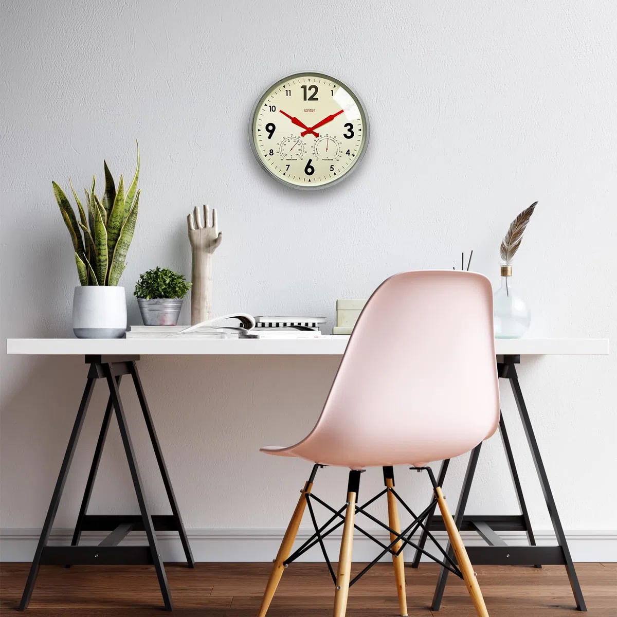 Cloudnola Reloj de pared de metal impermeable para interiores y exteriores con termómetro e higrómetro, gris zinc, reloj redondo silencioso de 18 pulgadas, funciona con pilas, para patio