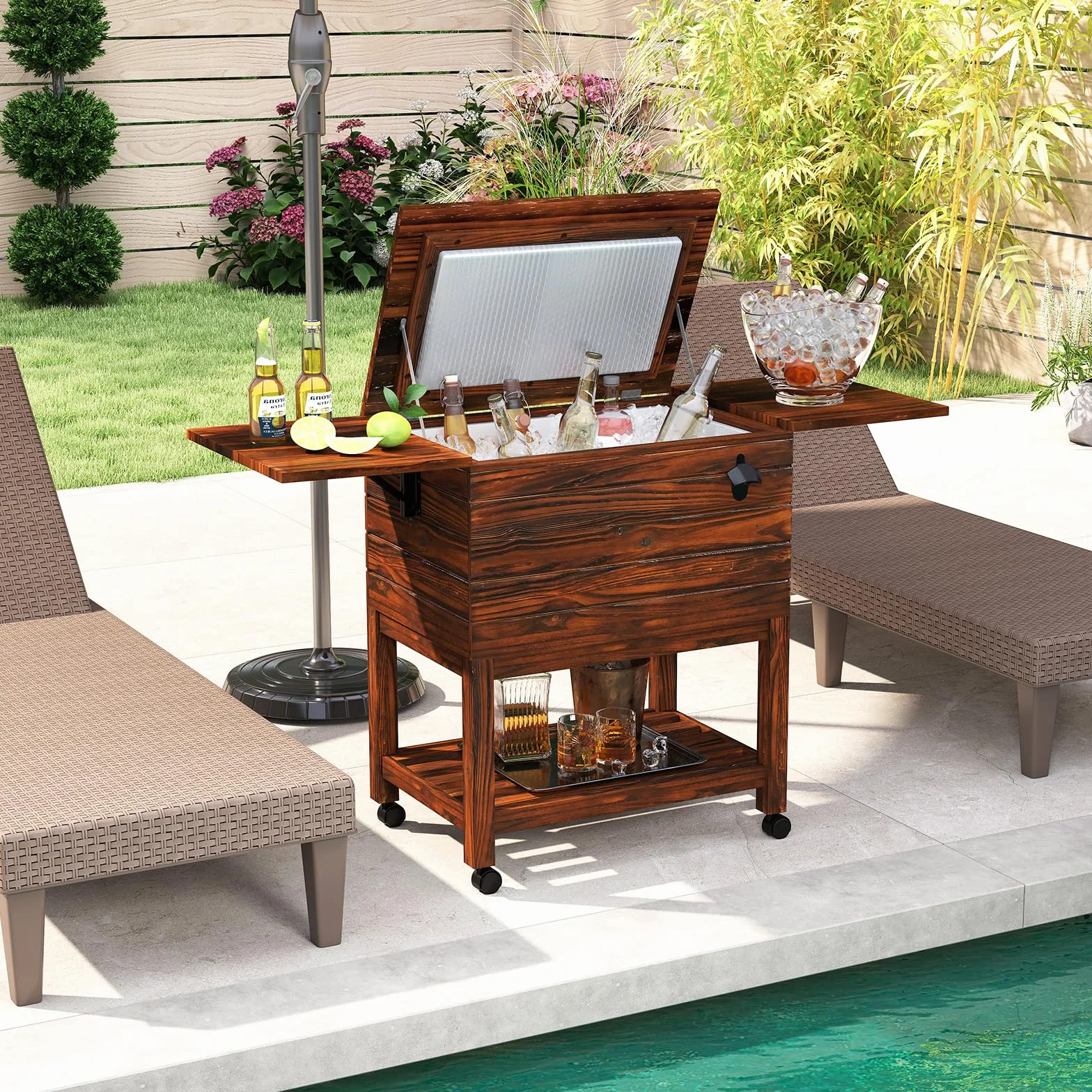 GYMAX Carrito Nevera Rodante de Madera, Enfriador Portátil 51L con 2 Mesas Plegables, Abrebotellas Integrado, Ruedas Bloqueables, para Patio, Piscina, Jardín, Barbacoa, Fiestas, Exterior, Camping