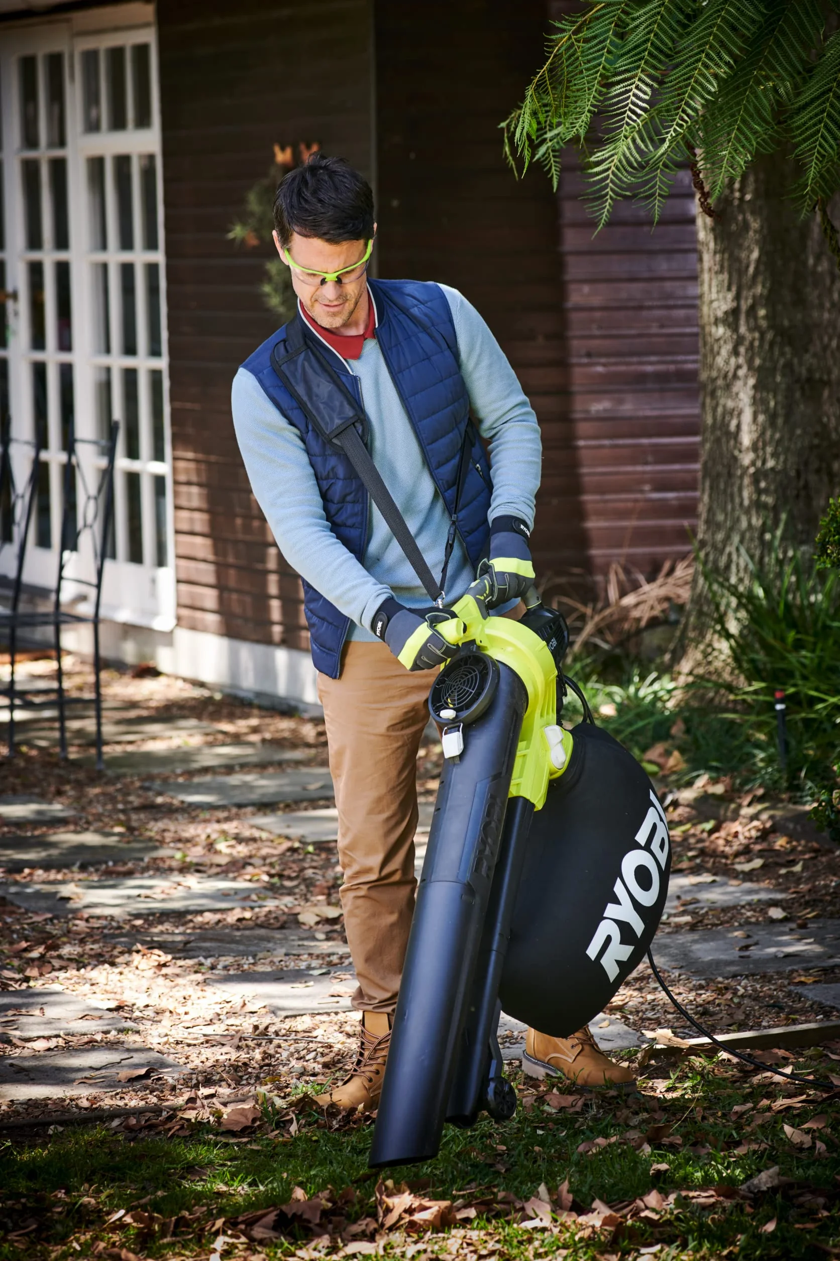 RYOBI - Soplador/Aspirador/Triturador Eléctrico 3-en-1 - Limpieza Hojas, Pasillos Exteriores, Terrazas, Céspedes Jardines Medianos y Grandes - 1 Bolsa Impermeable 45L - RBV3000CESV
