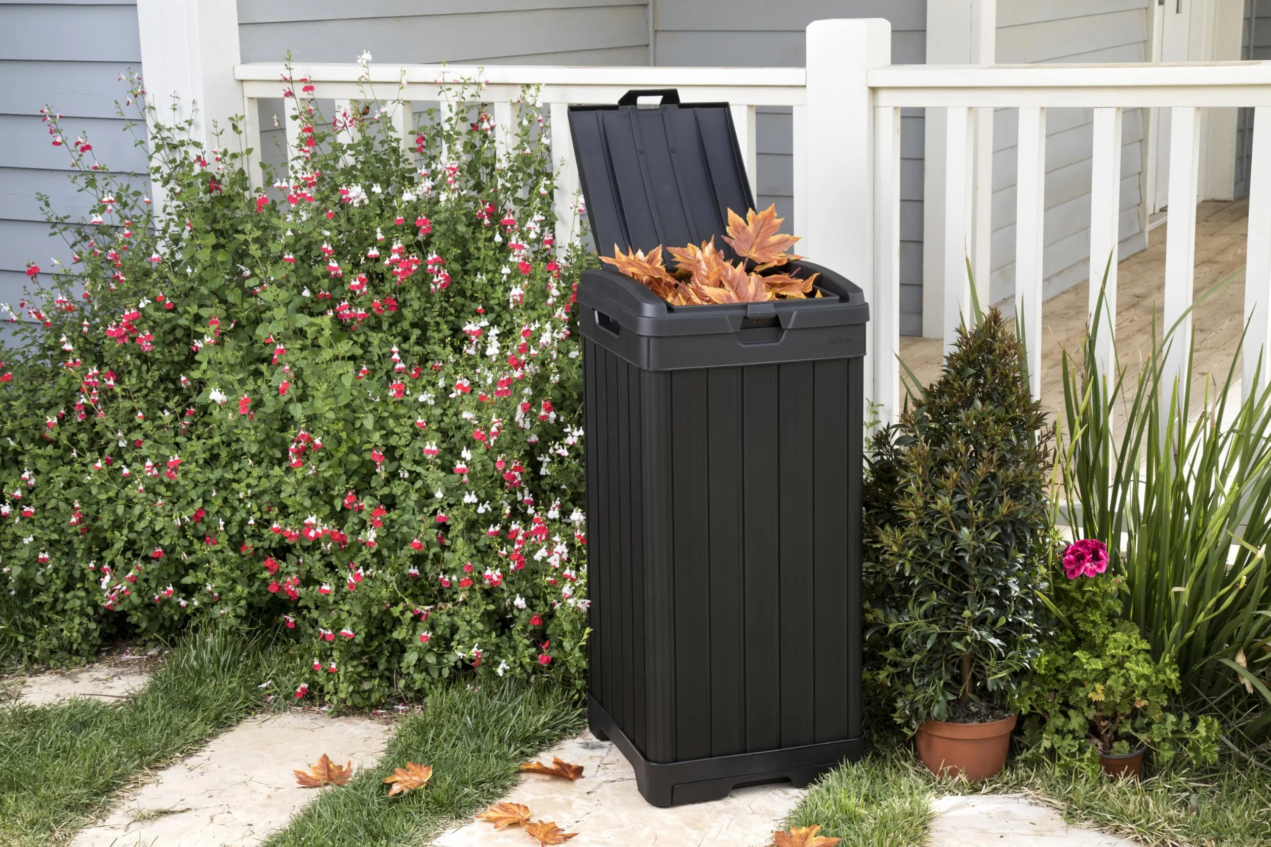 Keter Baltimore - Cubo de basura de resina de 38 galones para cocina al aire libre con tapa y bandeja de goteo para una fácil limpieza, perfecto para comedor en el patio, color negro