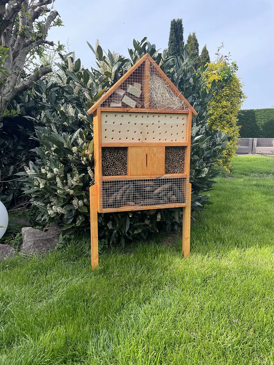 Hotel de insectos macizo hecho a mano XL de madera con soporte, 97 x 51 x 12 cm (alto x ancho x profundidad), abejas silvestres, nido, hotel de abejas, casa para insectos, color marrón