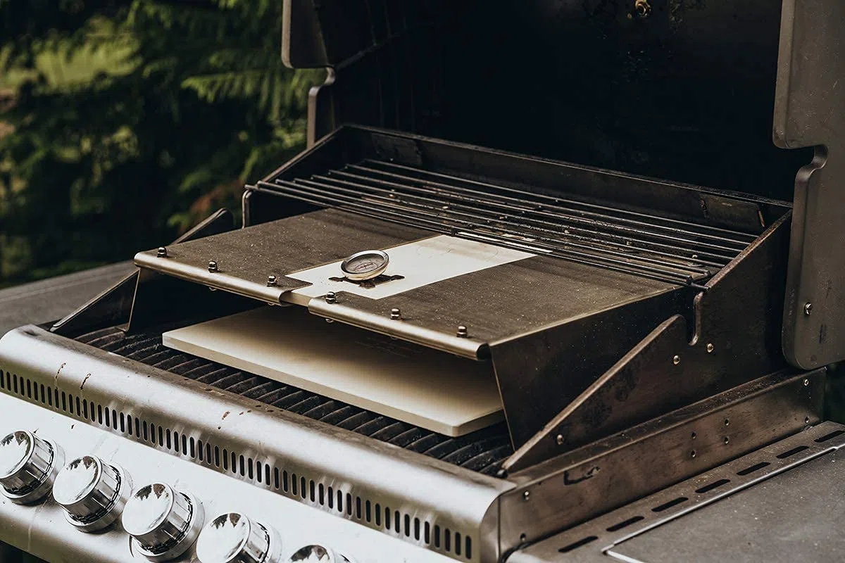 Moesta-BBQ 19597 PizzaCover Flex - Accesorio para pizza de acero inoxidable para parrilla de gas con techo de codierita – ancho ajustable 600-900 mm