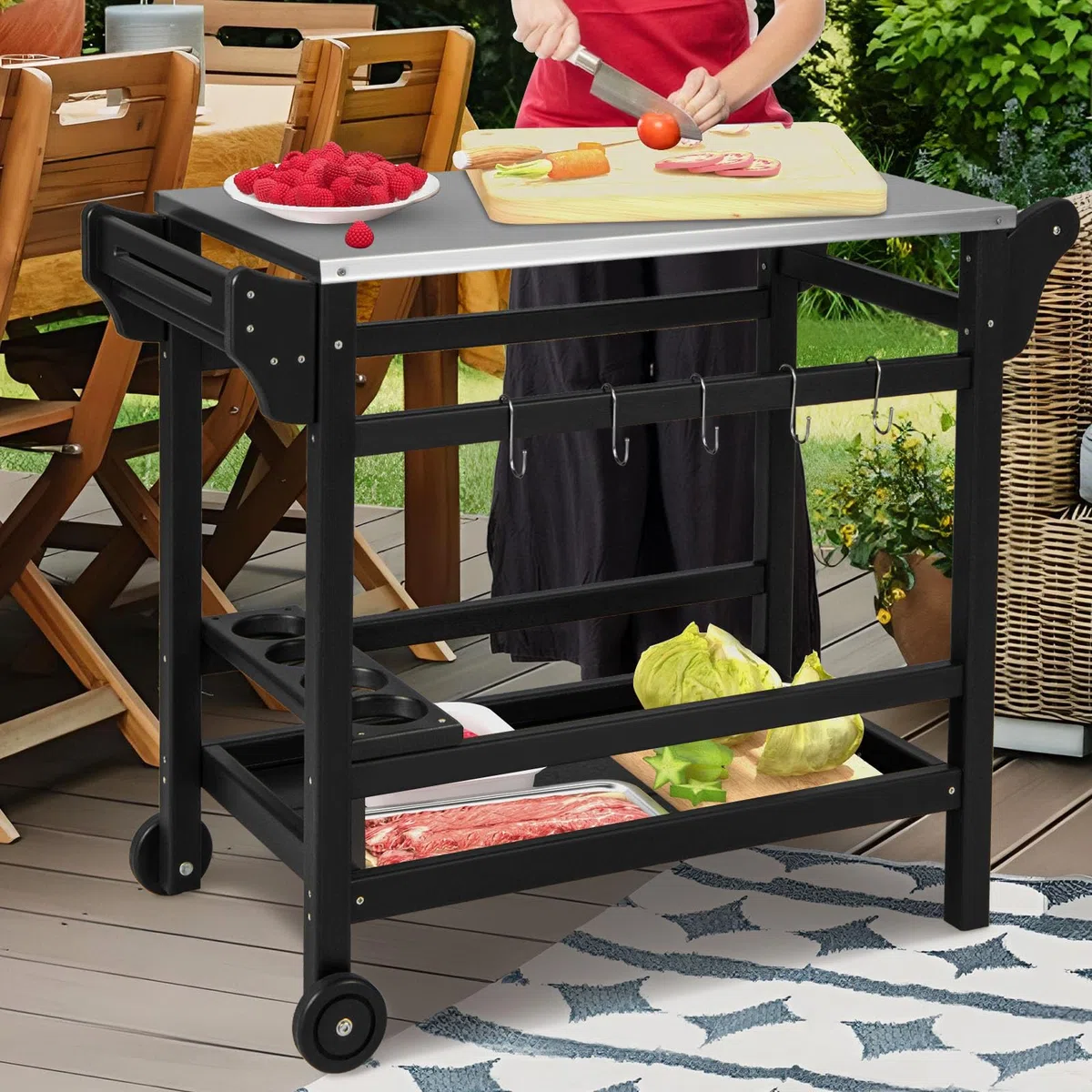 GYMAX Carro de Parrilla Móvil para Exteriores, Mesa de Trabajo de HDPE con Tablero de Acero Inoxidable, Estante, Estante para Vinos, Ganchos, Mesa Portátil para Parrilla para Barbacoa con Asa y Ruedas