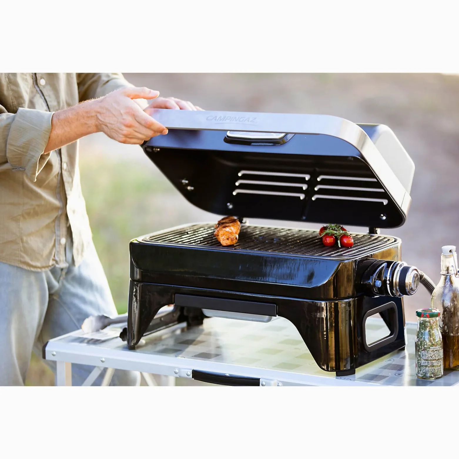Campingaz Attitude 2go Barbacoa de gas | Parrilla de mesa a gas | Barbacoa portátil para balcón y camping | Con termómetro y parrilla de hierro fundido | Funciona con botellas de gas estánda
