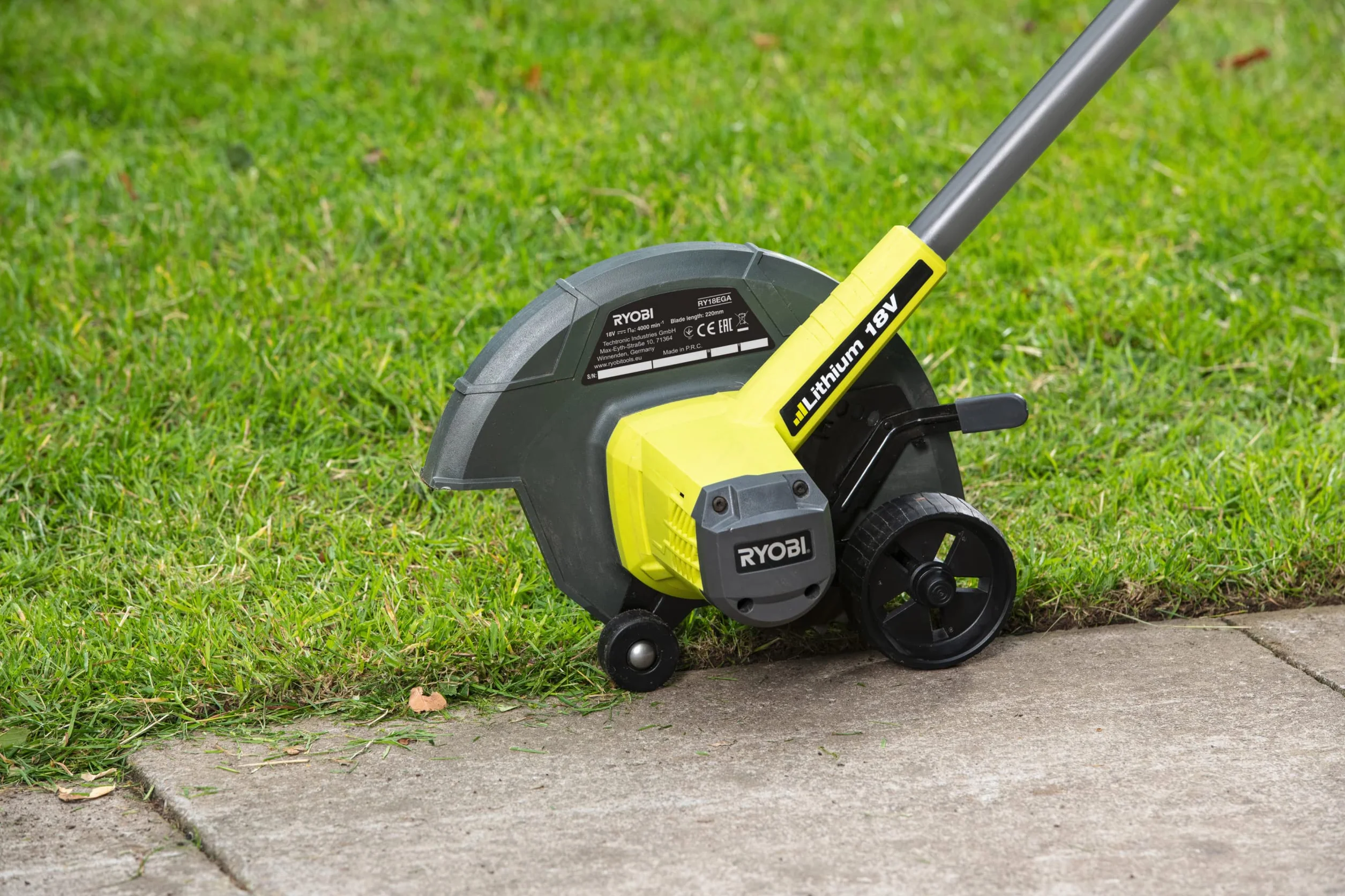 RYOBI - Cortabordes 18V One+ - Ø de Cuchilla 22 cm - Ajuste de Altura de 4 Puntos - Ruedas de Guía, Cubierta Salpicaduras - Trabajos de Acabado, Bordes de Céspéd - sin Batería ni Cargador - RY18EGA-0