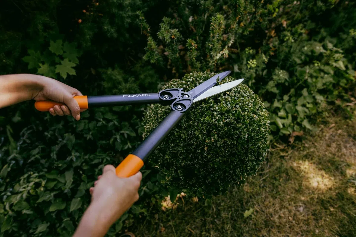 Fiskars Tijeras cortasetos PowerGear II, Revestimiento antiadherente, Hojas de acero inoxidable, Longitud: 57 cm, HS72, Negro/Naranja, 1000596