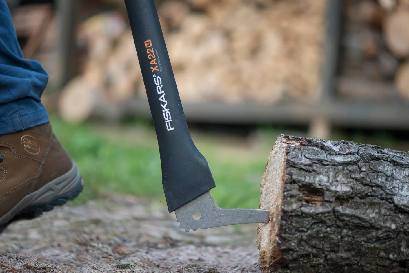 Fiskars Zapa de mango largo, Longitud: 78 cm, Cuchilla de acero templado/Mango resistente en fibra de vidrio, Estuche de almacenamiento y transporte incluido, Negro/Naranja, WoodXpert, XA22, 1003623