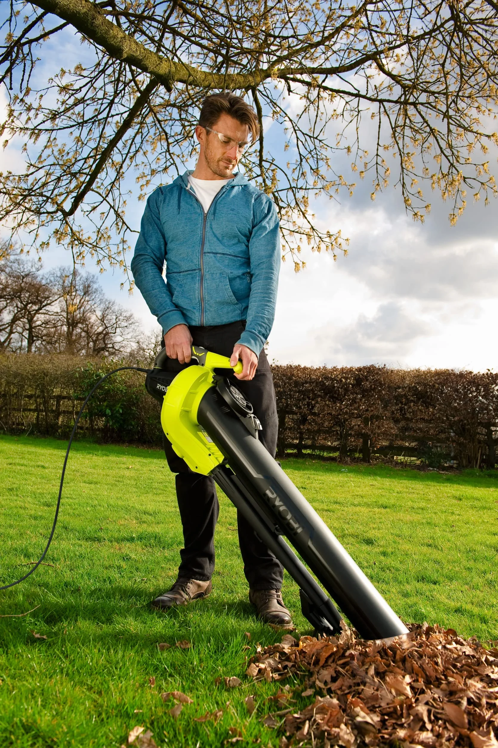 RYOBI - Soplador/Aspirador/Triturador Eléctrico 3-en-1 - Limpieza Hojas, Pasillos Exteriores, Terrazas, Céspedes Jardines Medianos y Grandes - 1 Bolsa Impermeable 45L - RBV3000CESV