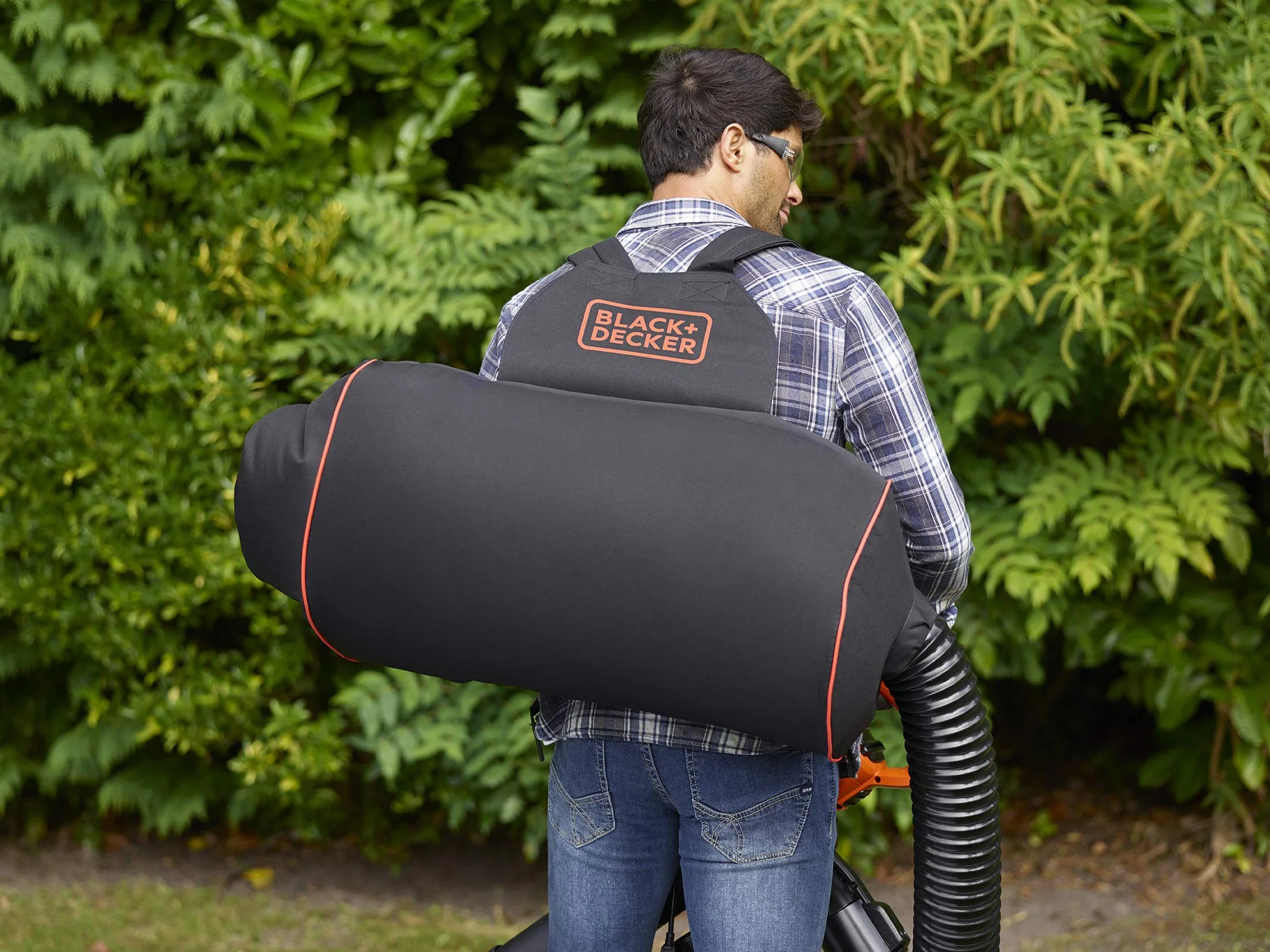 BLACK+DECKER BEBLV301 Aspiradora Eléctrica 3-en-1 y Soplador de Hojas Trituradora con Rastrillo Acoplable y Mochila de 72L Alta Velocidad de Soplado y Potencia de Succión Ajustable de 3000W