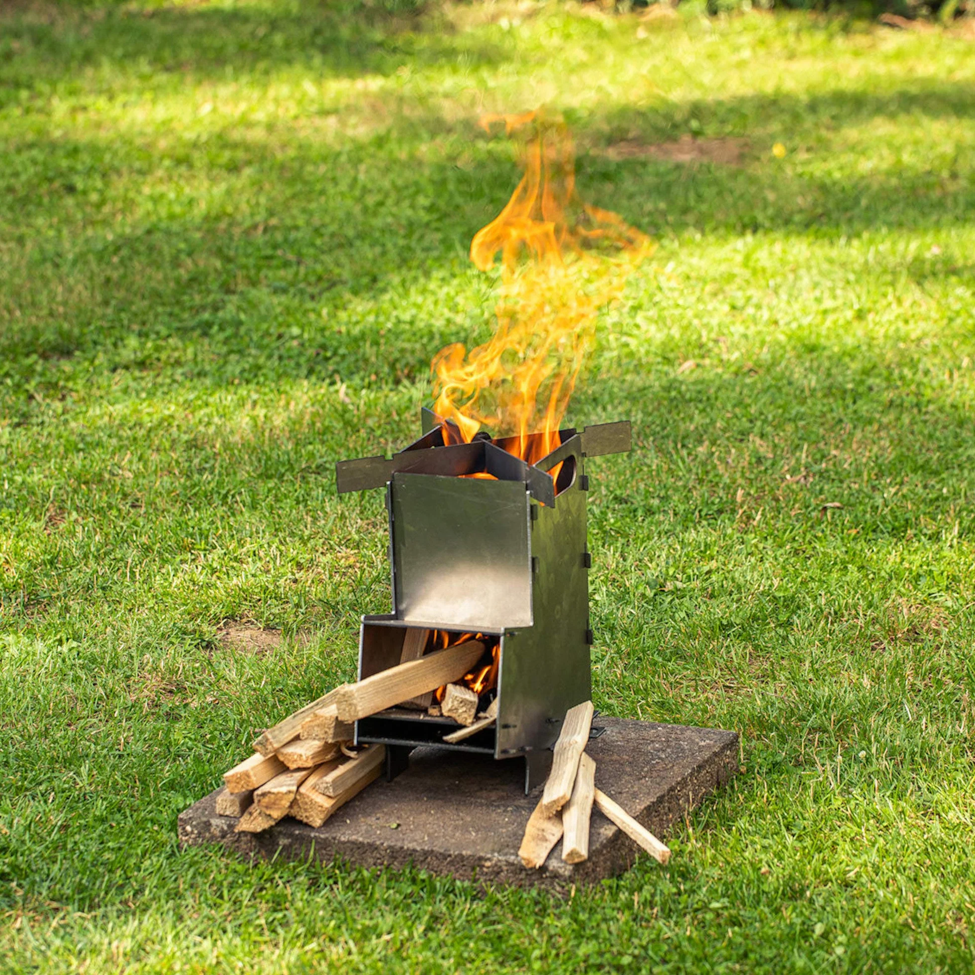 BBQ-Toro Estufa Rocket 5 | con Sistema de Ranuras de Acero Macizo de 2 mm de grosor | Estufa para Asar al Aire Libre, Terraza, Jardín, Sartenes de Parrilla | Estufa de Camping para Olla Holandesa
