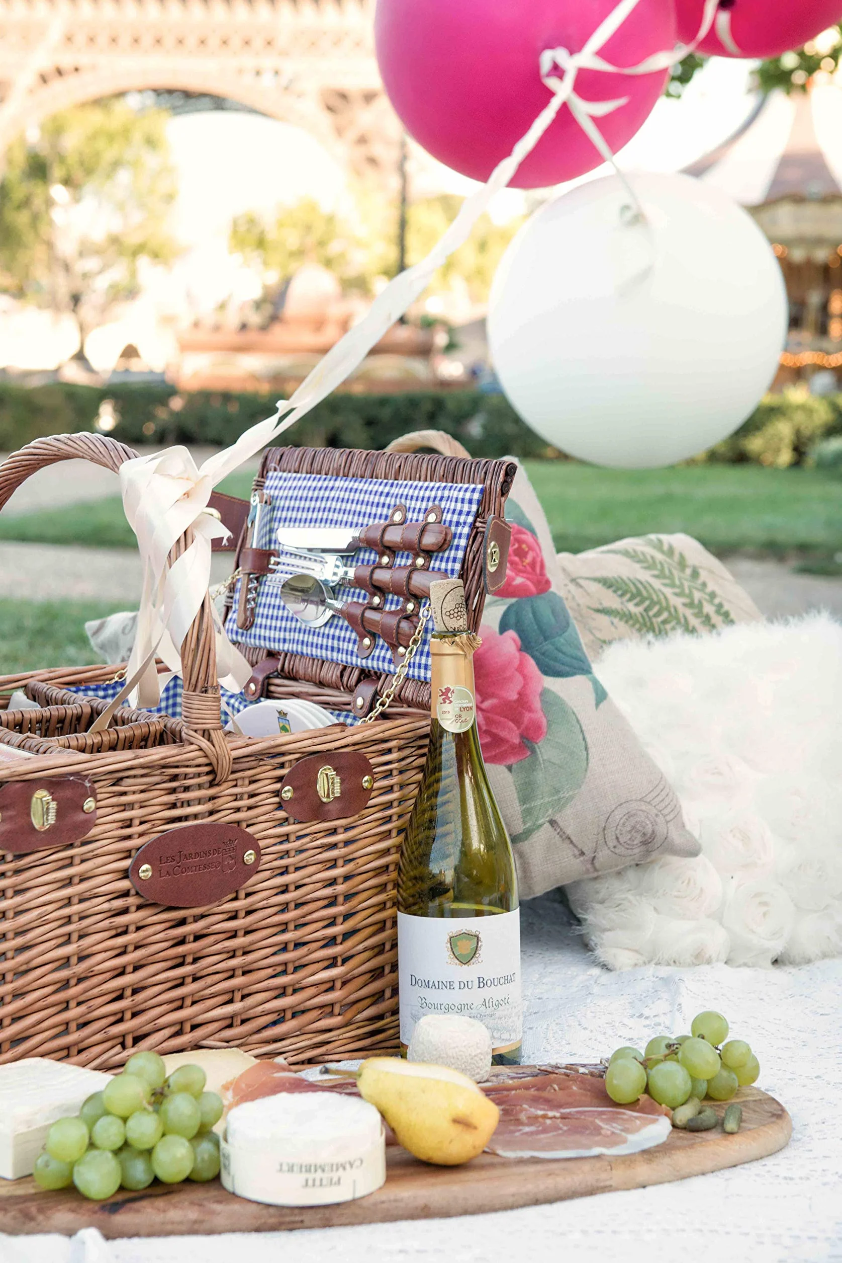 Les Jardins de la Comtesse – Cesta de picnic Saint Germain Vichy Bleu – 4 personas – Refrigerador isotérmico – Taquillas 3 botellas – Platos cerámica – 48 x 35 x 26 cm