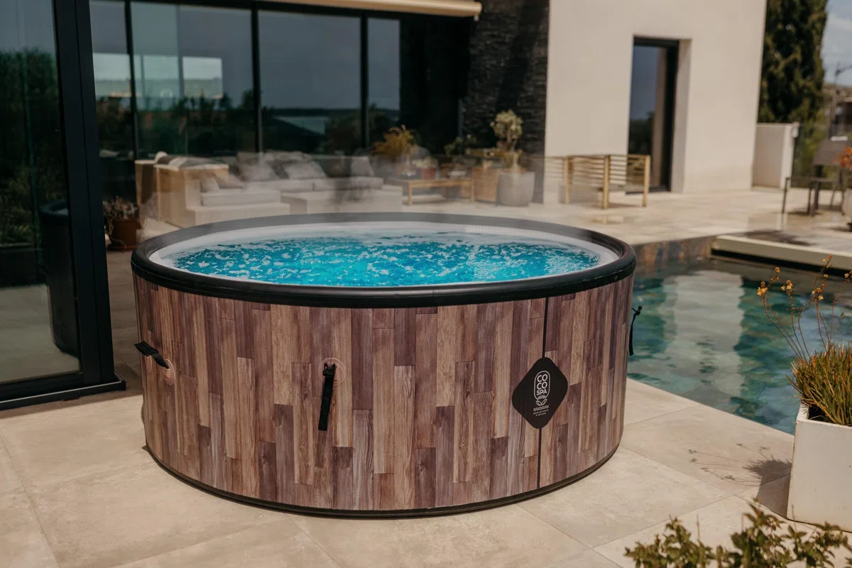 COCO SPA NORDIK Spa Inflable | 180 cm de diámetro | 1100 litros | Motor 2240 W | Hasta 6 personas | Masaje 140 chorros | Imitación madera natural