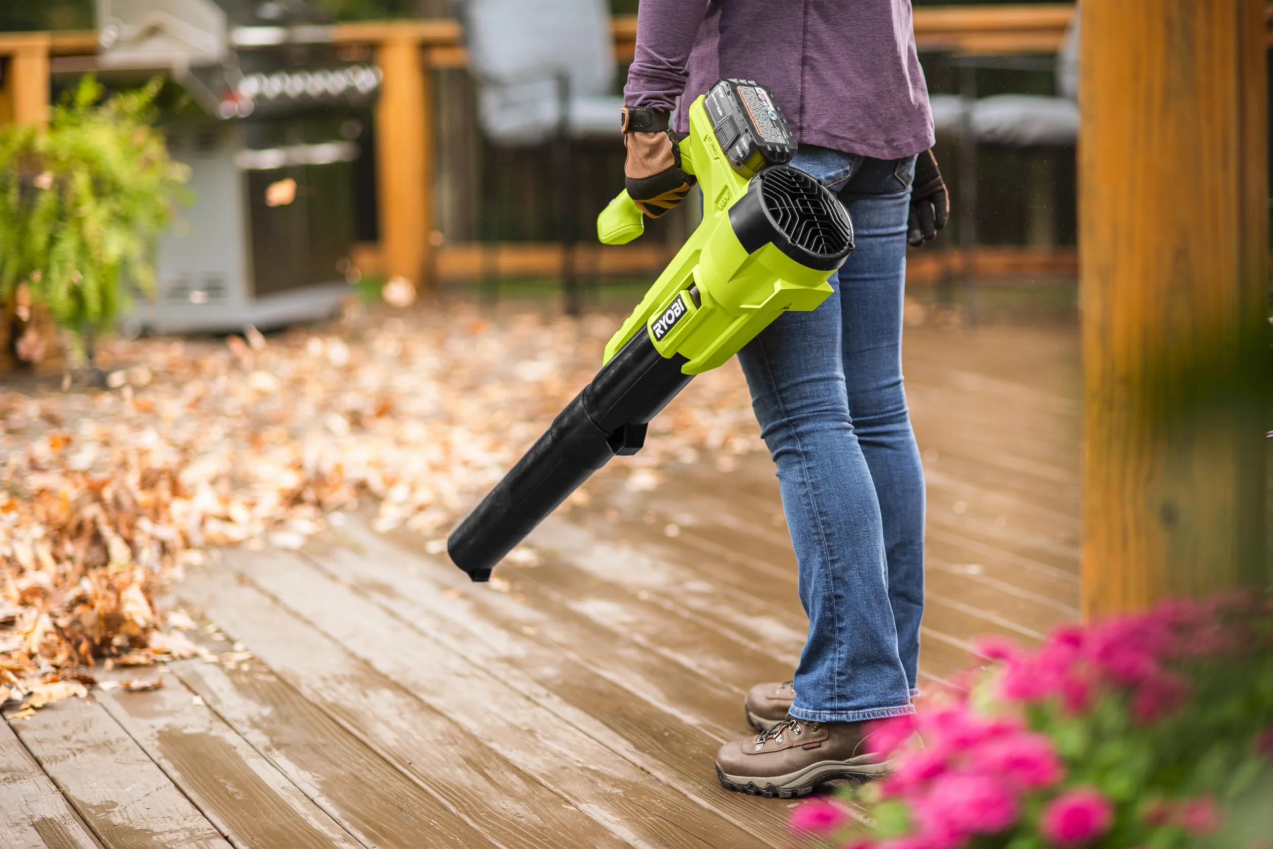 RYOBI - Soplador Eléctrico Inalámbrico Turbo Jet 18V One+ - Limpieza de Pasillos Exteriores, Terrazas, Jardines Pequeños y Medianos - 1 Batería de Litio 4Ah y 1 Cargador Rápido 1,5 A - RY18BLA-140