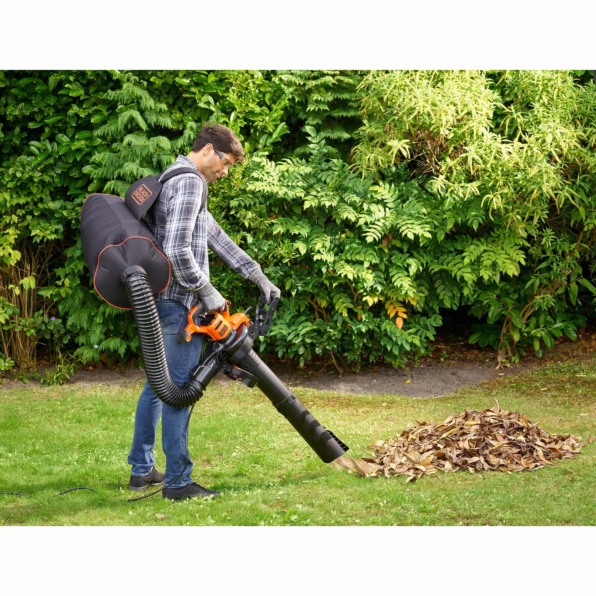 BLACK+DECKER BEBLV301 Aspiradora Eléctrica 3-en-1 y Soplador de Hojas Trituradora con Rastrillo Acoplable y Mochila de 72L Alta Velocidad de Soplado y Potencia de Succión Ajustable de 3000W