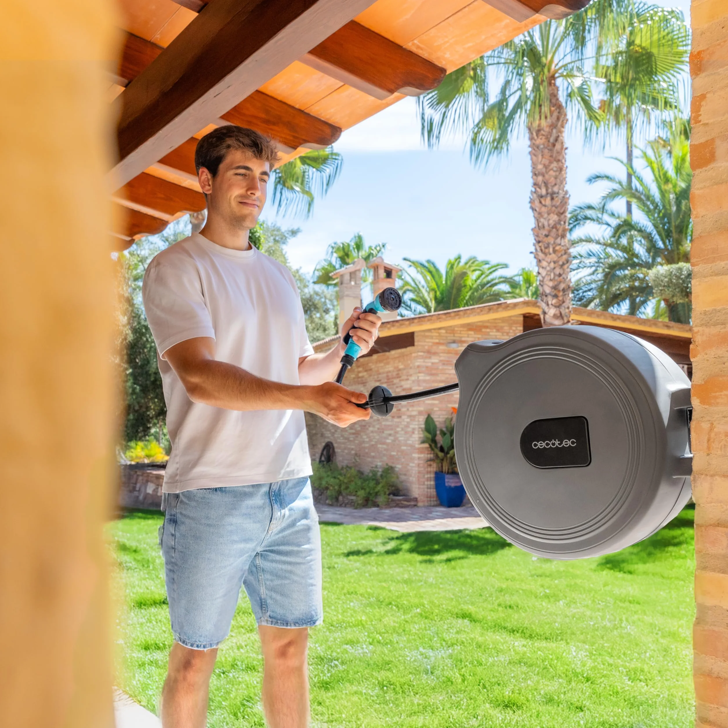 Cecotec Carrete de Manguera de 30m HydroShell 30. Enrollador Automático con SlowReturn Technology, Portátil y Ergonómico, Incluye Boquilla Simple y Pistola Pulverizadora, Conexión Universal 3in1
