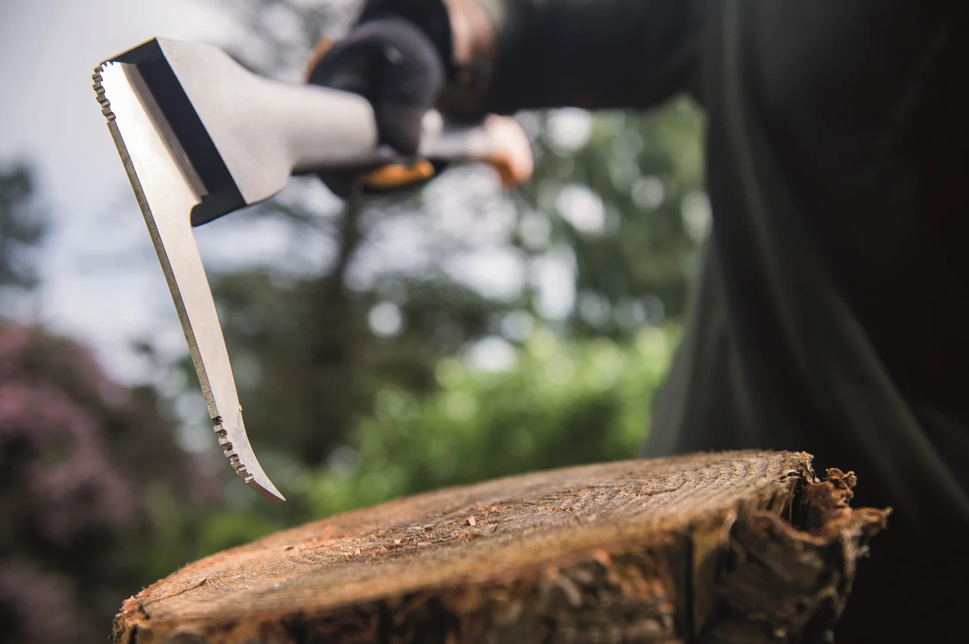 Fiskars Zapa de mango largo, Longitud: 78 cm, Cuchilla de acero templado/Mango resistente en fibra de vidrio, Estuche de almacenamiento y transporte incluido, Negro/Naranja, WoodXpert, XA22, 1003623
